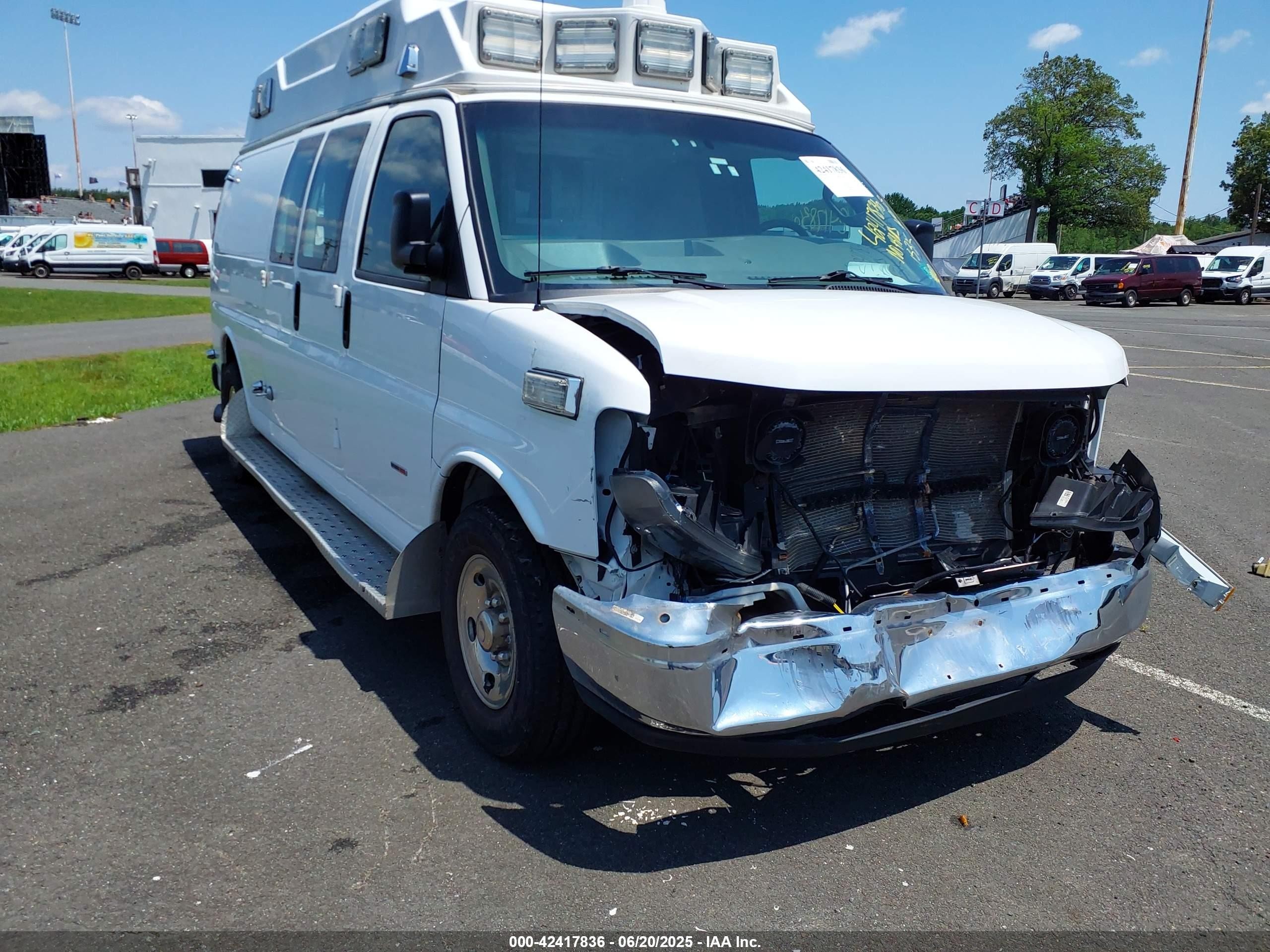 2016 Chevrolet Express 3500, VIN 1GBZGHCL6G1138190 — Front end