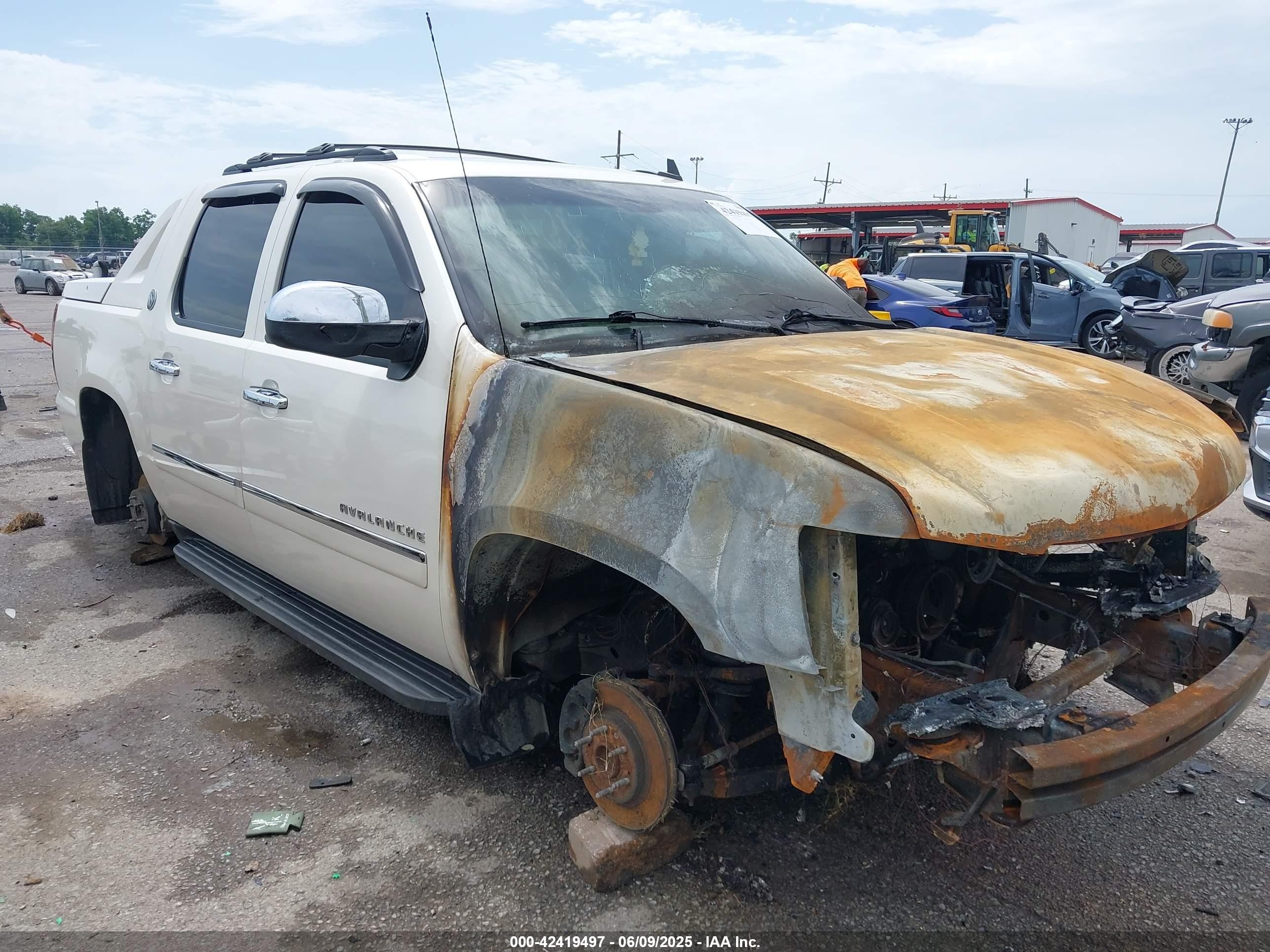 2013 Chevrolet Avalanche LTZ, VIN 3GNMCGE04DG344000 — Engine fire