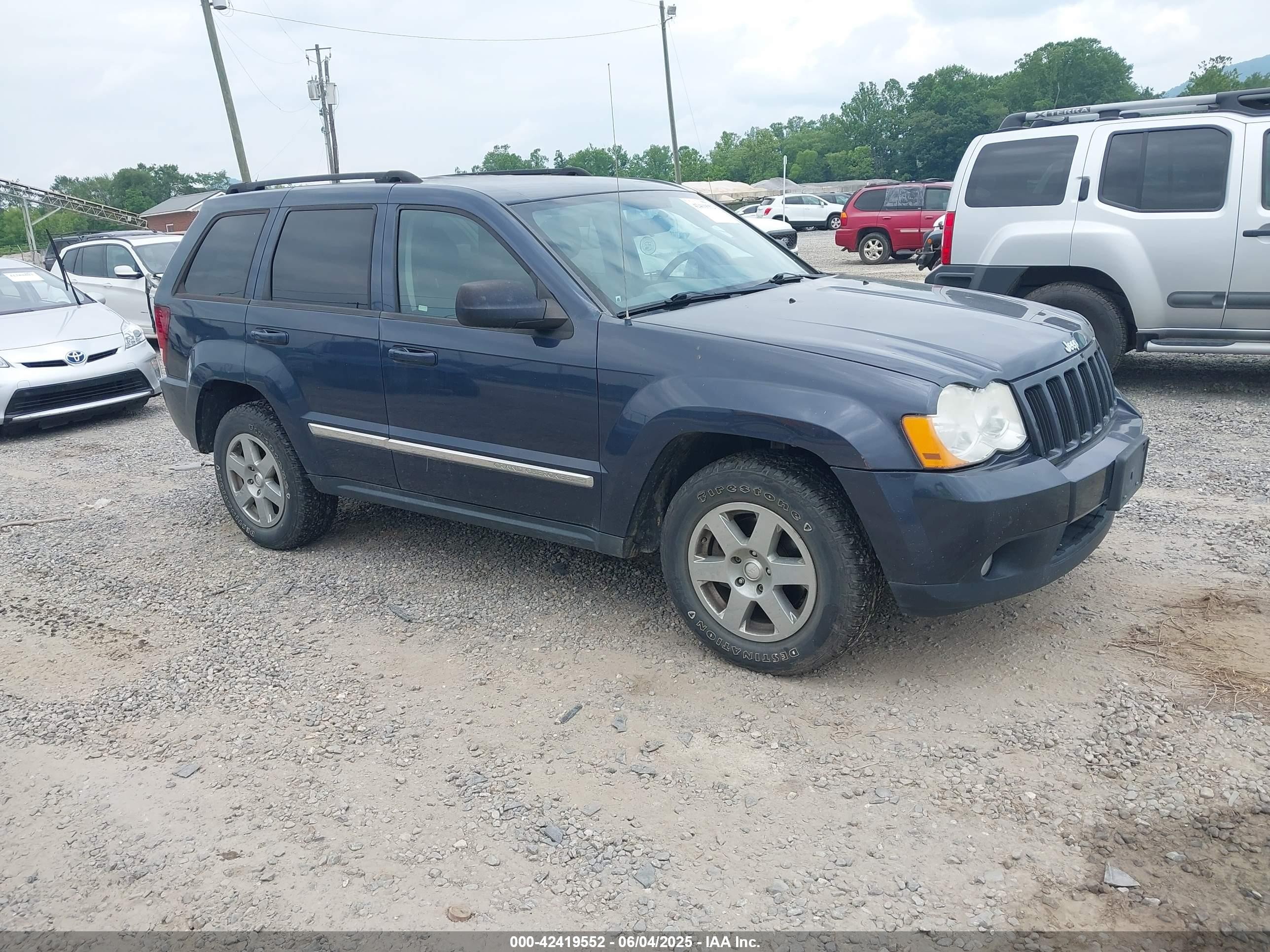 2010 Jeep Grand Cherokee Laredo, VIN 1J4PR4GK6AC129051 — Side