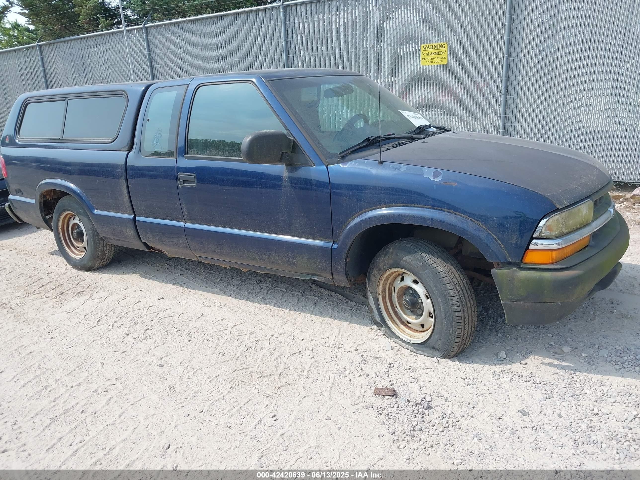 2003 Chevrolet S-10 LS, VIN 1GCCS19H038269059 — Front end