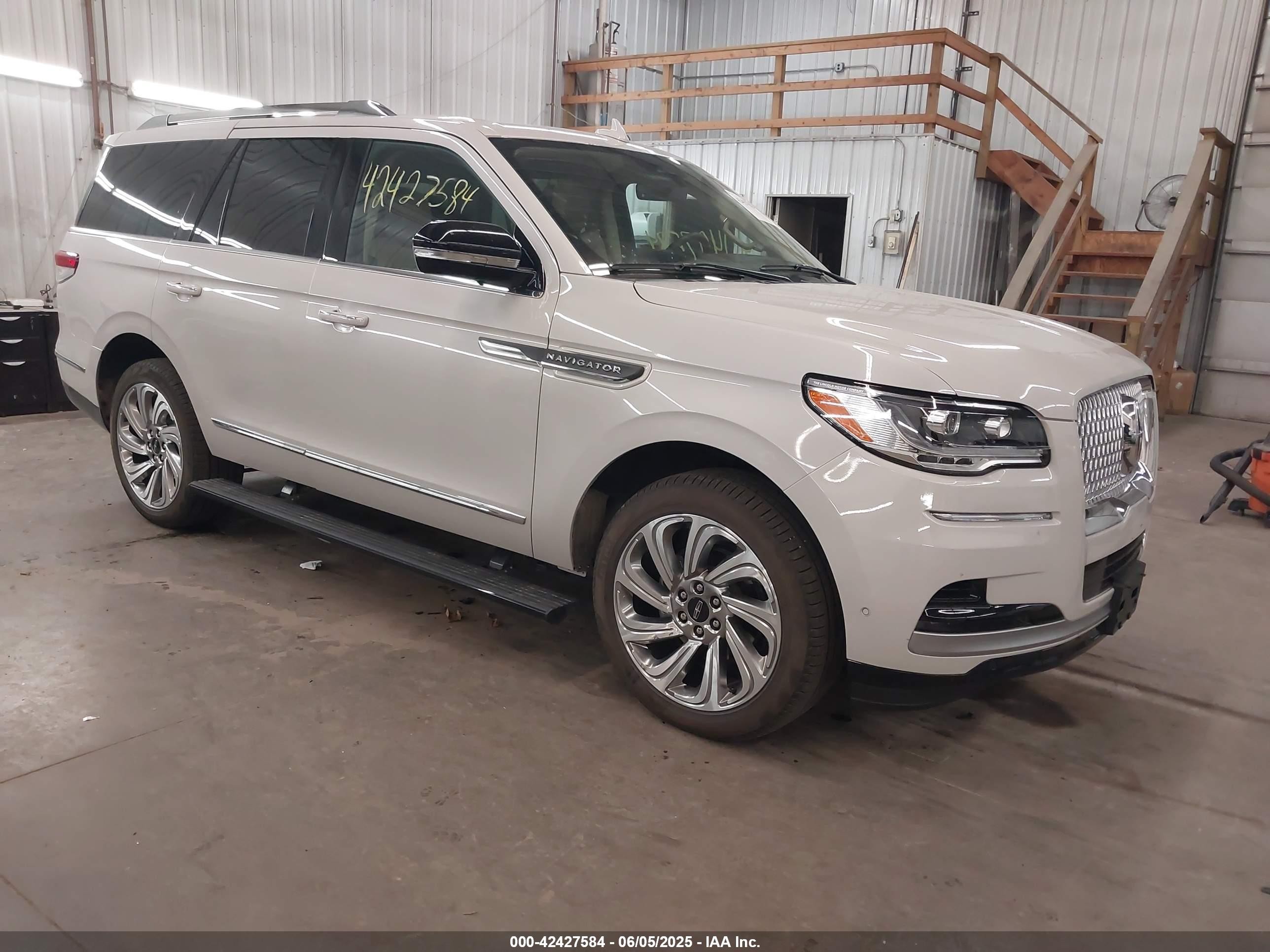2024 Lincoln Navigator Reserve, VIN 5LMJJ2LG7REL20107 — Stripped
