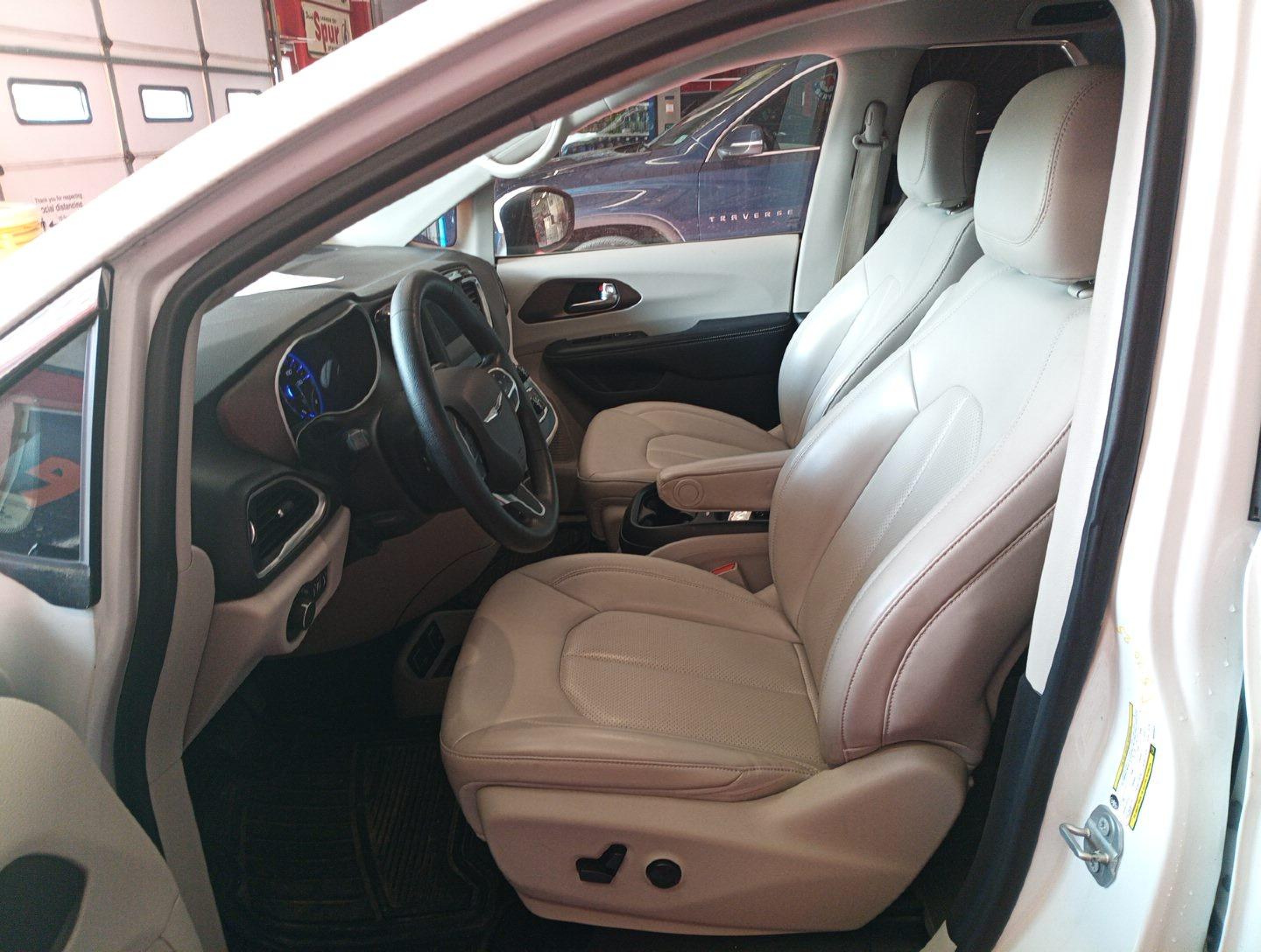 2021 Chrysler Voyager LXi, VIN 2C4RC1DG8MR555074 — Фото с аукциона
