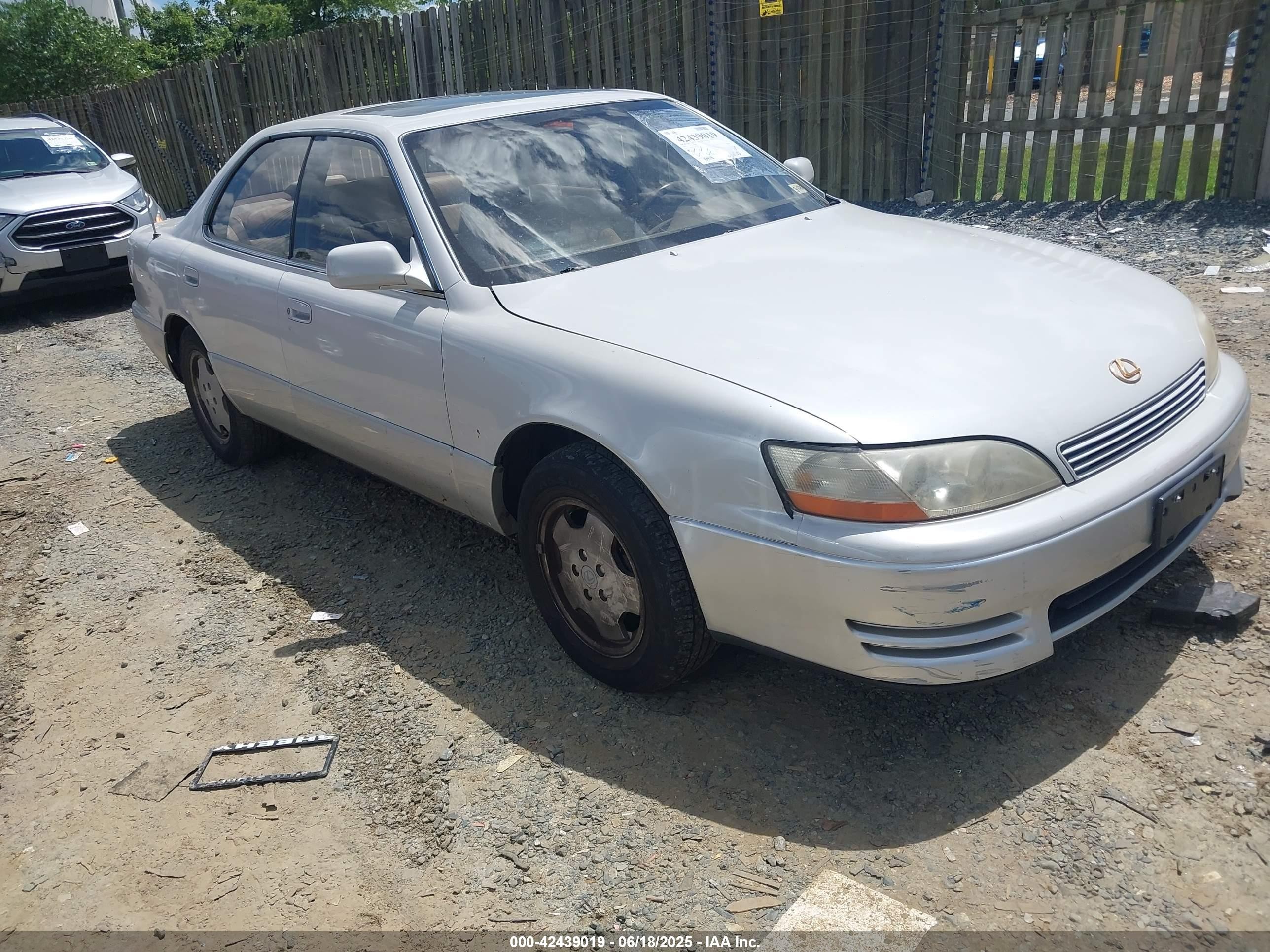 1994 Lexus ES 300, VIN JT8GK13T3R0057082 — Normal wear