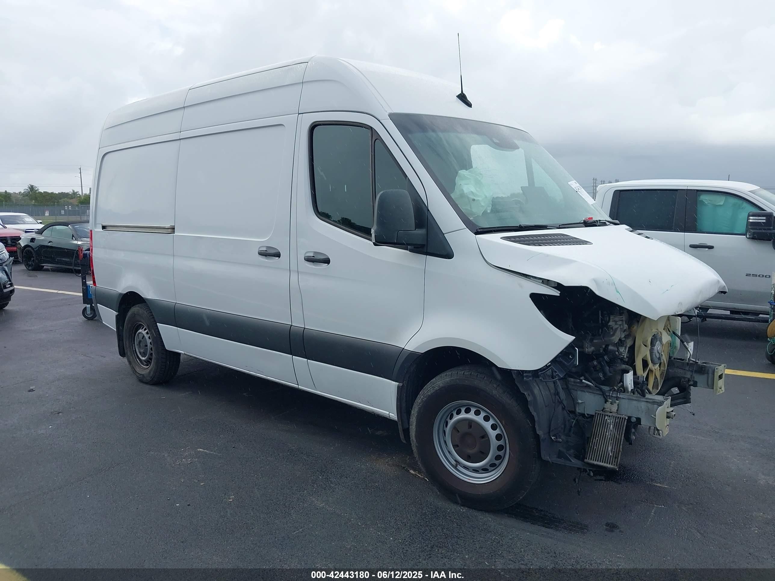 2019 Freightliner Sprinter, VIN WDRPF0CD7KT003894 — Front end