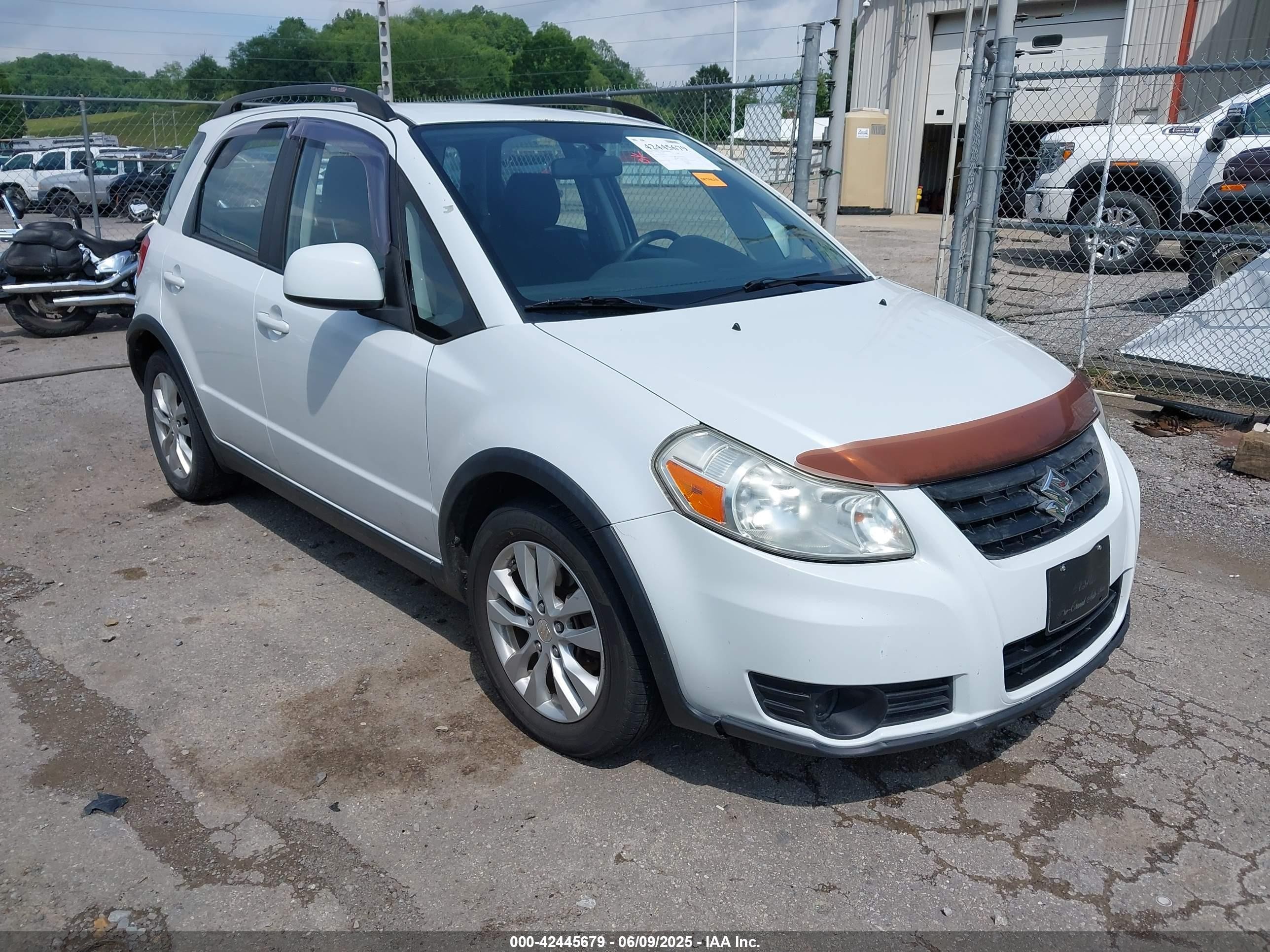 2013 Suzuki SX4 Crossover, VIN JS2YB5A32D6101052 — Side