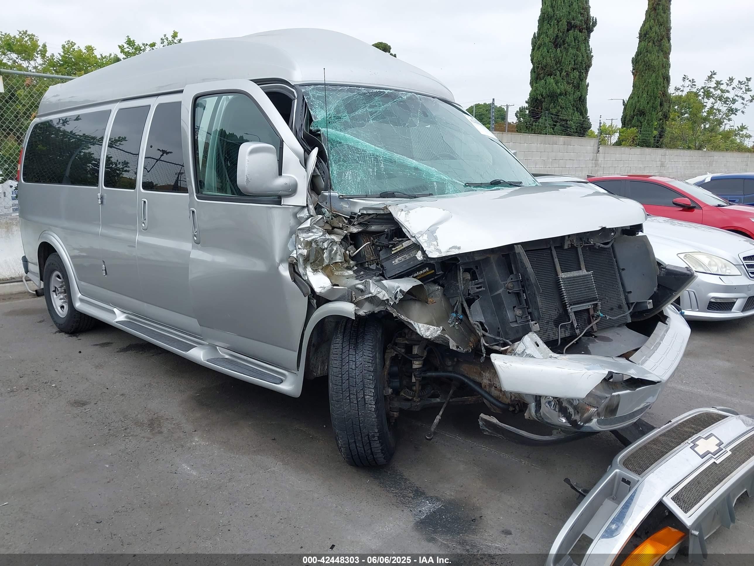2011 Chevrolet Express 2500, VIN 1GBWGLCG8B1120033 — Front end