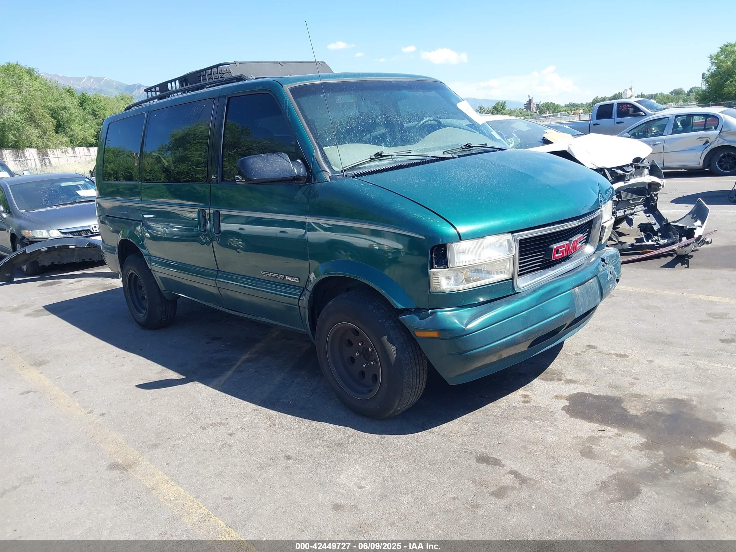 1998 GMC Safari, VIN 1GKEL19W6WB538262 — Front end