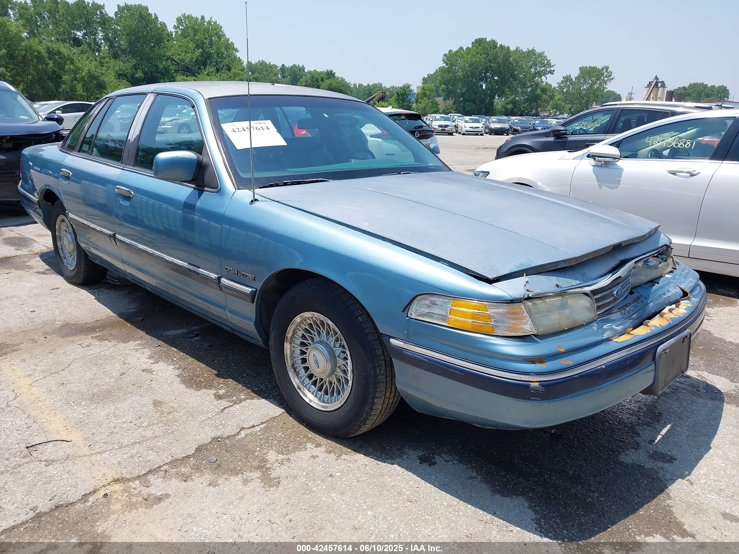 1993 Ford Crown Victoria LX, VIN 2FALP74W9PX187157 — Front end
