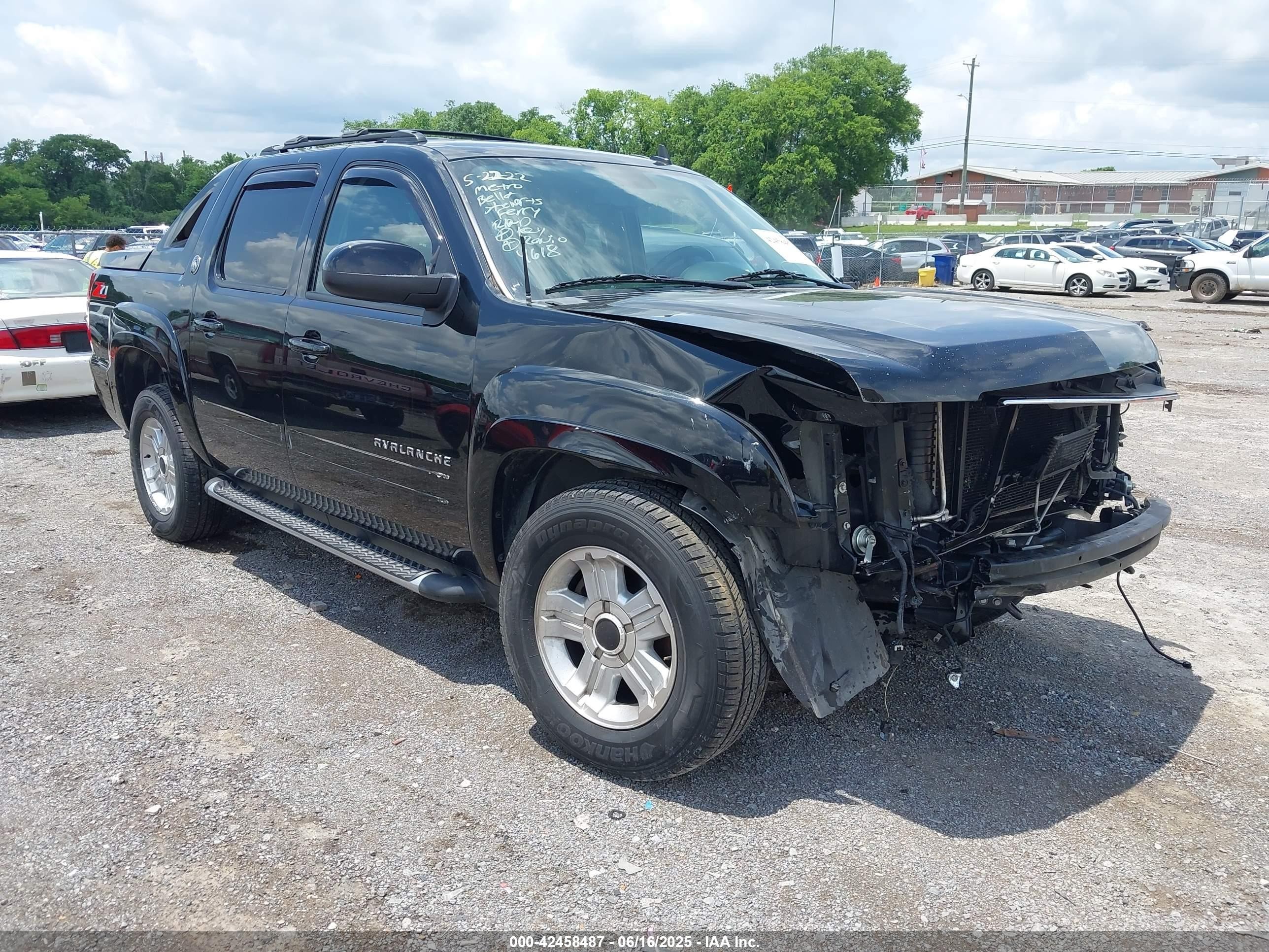 2013 Chevrolet Avalanche LT, VIN 3GNMCFE07DG374618 — Front end