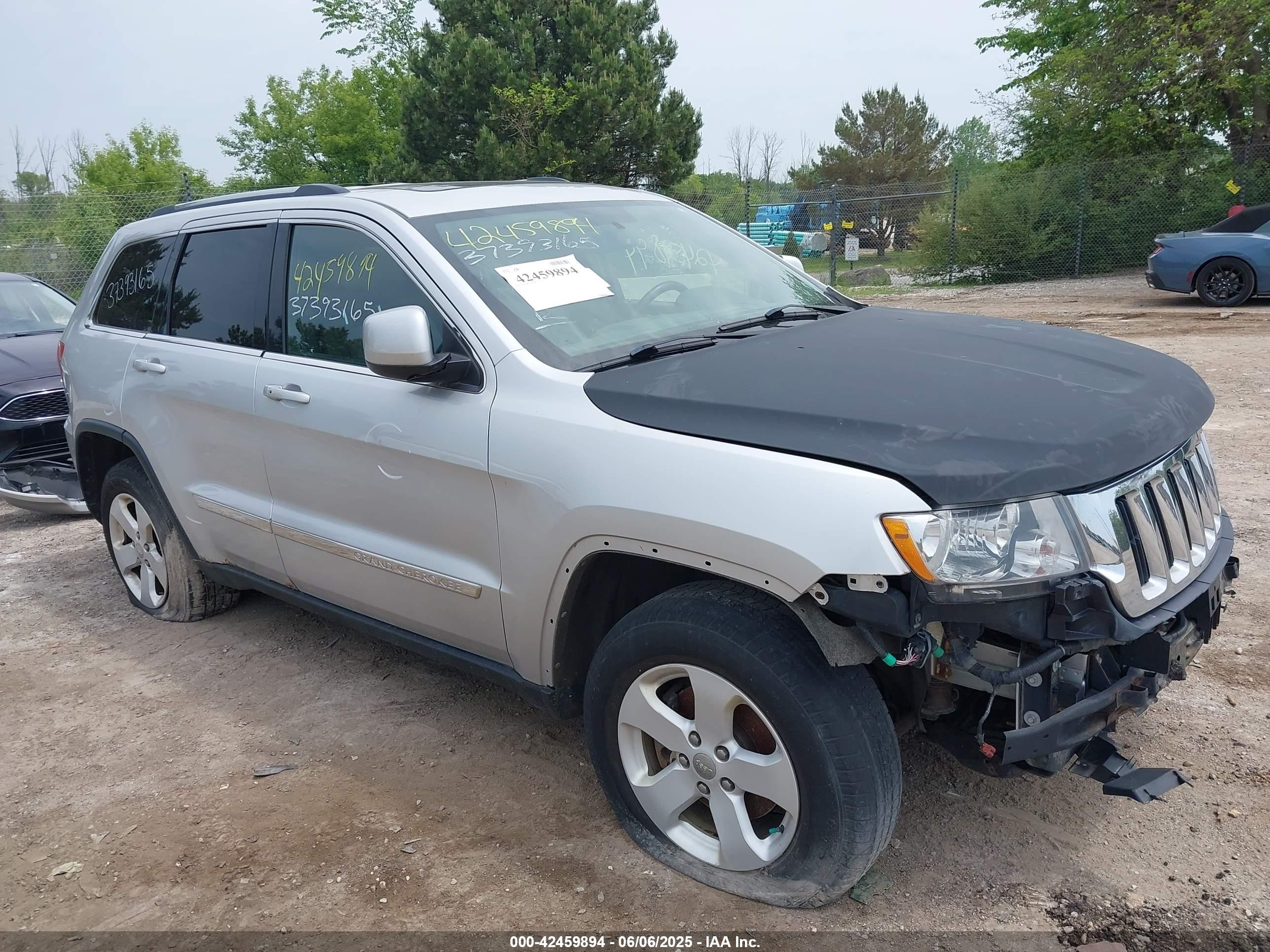 2013 Jeep Grand Cherokee Laredo, VIN 1C4RJFAG2DC609937 — Front end