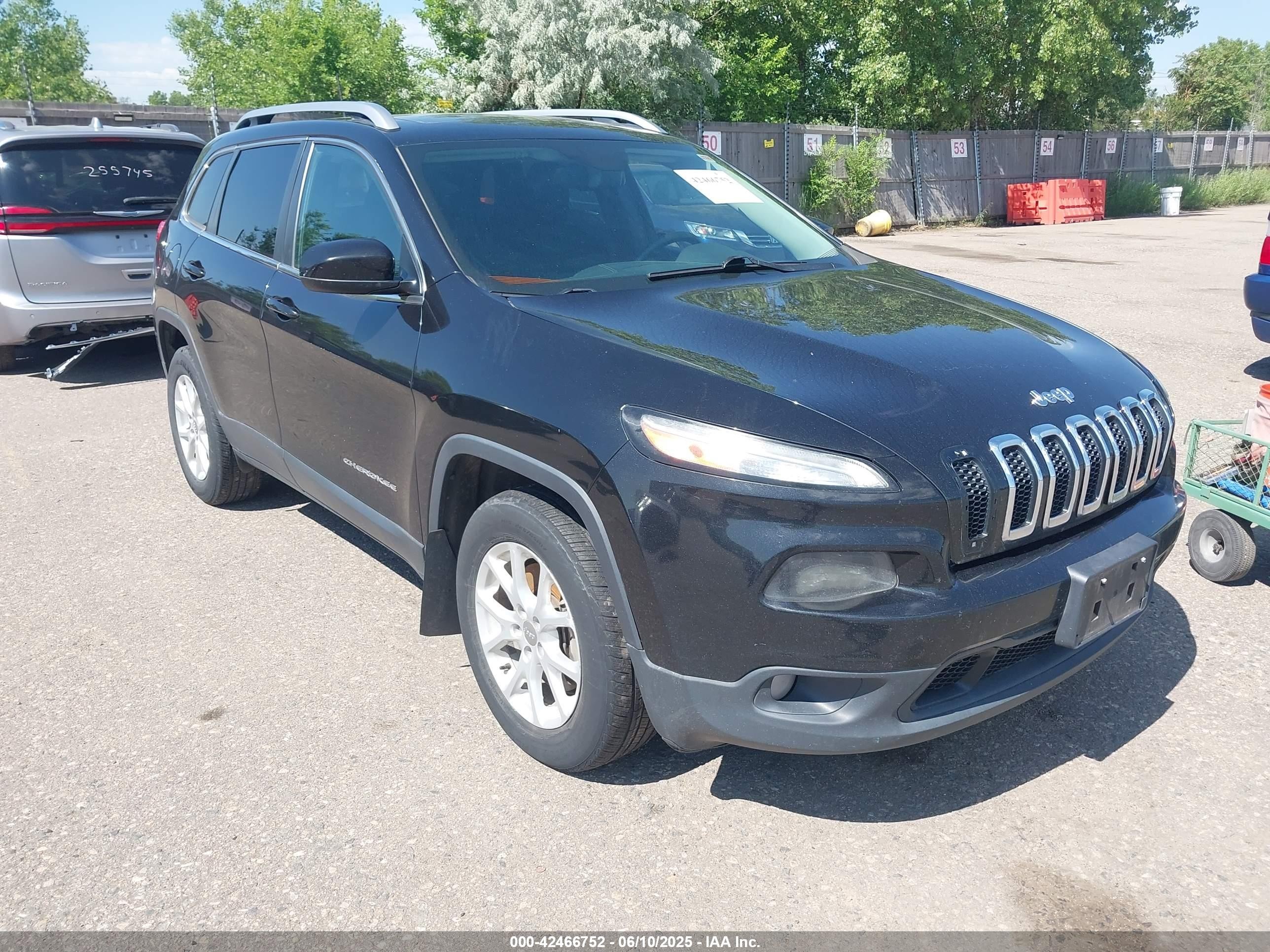 2016 Jeep Cherokee Latitude, VIN 1C4PJMCS0GW154652 — Side
