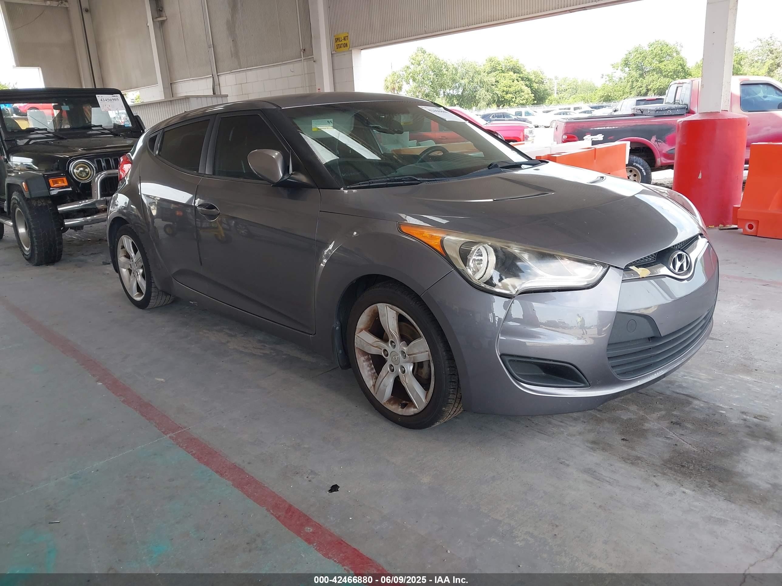 2013 Hyundai Veloster w/Black Int, VIN KMHTC6AD6DU131842 — Side