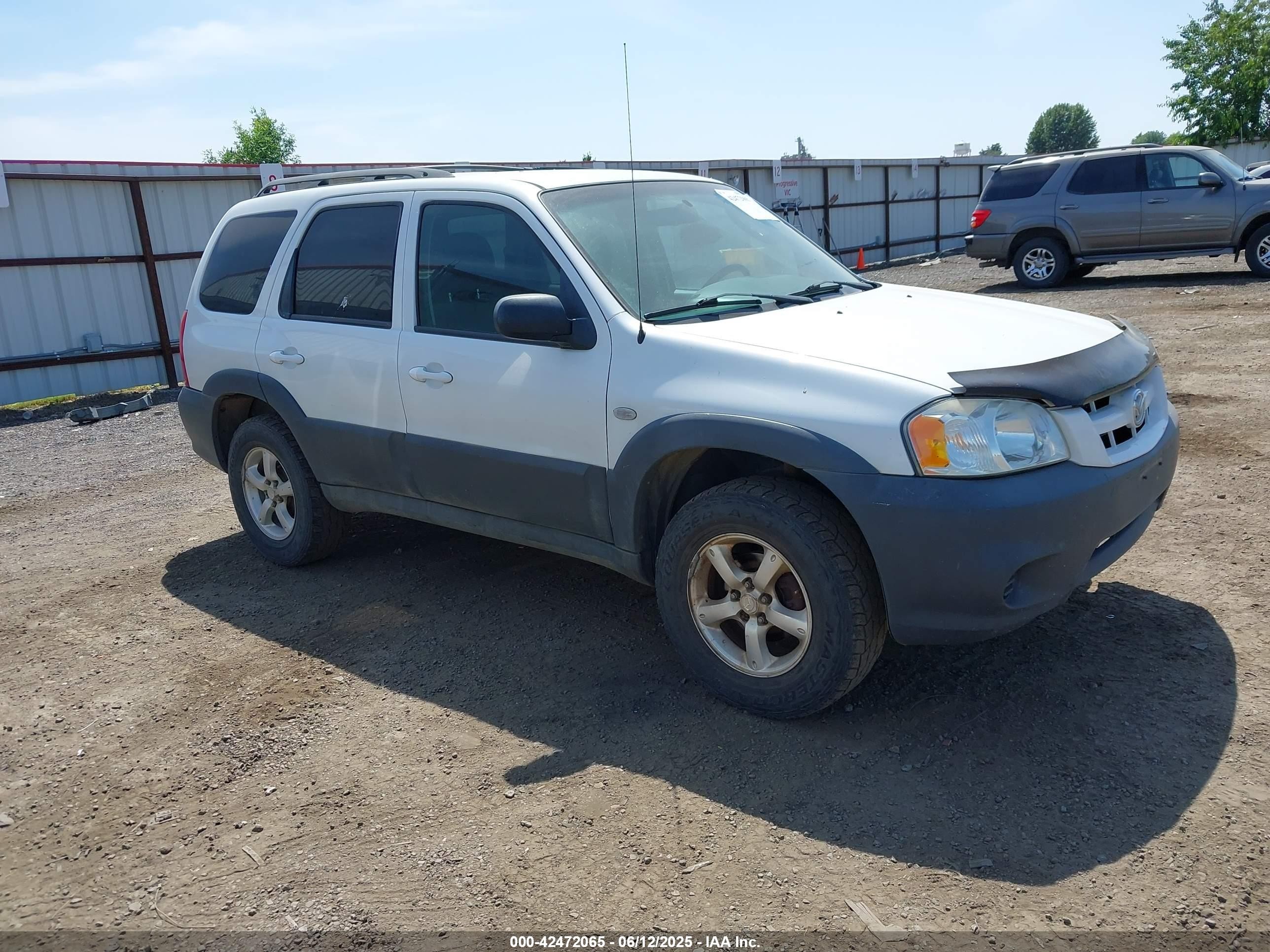 2005 Mazda Tribute i, VIN 4F2YZ92Z25KM58255 — Front end