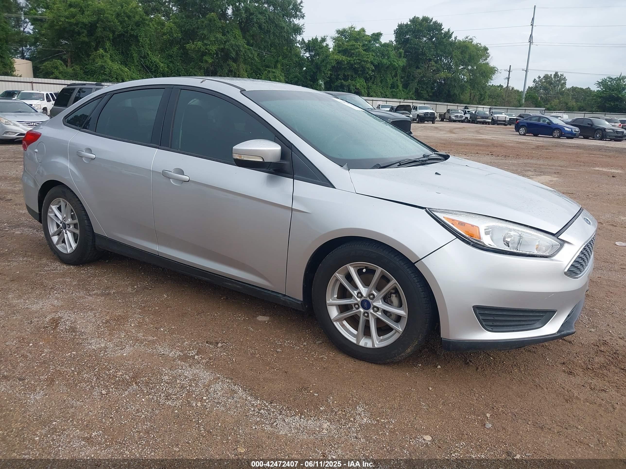 2016 Ford Focus SE, VIN 1FADP3F20GL325141 — Front end