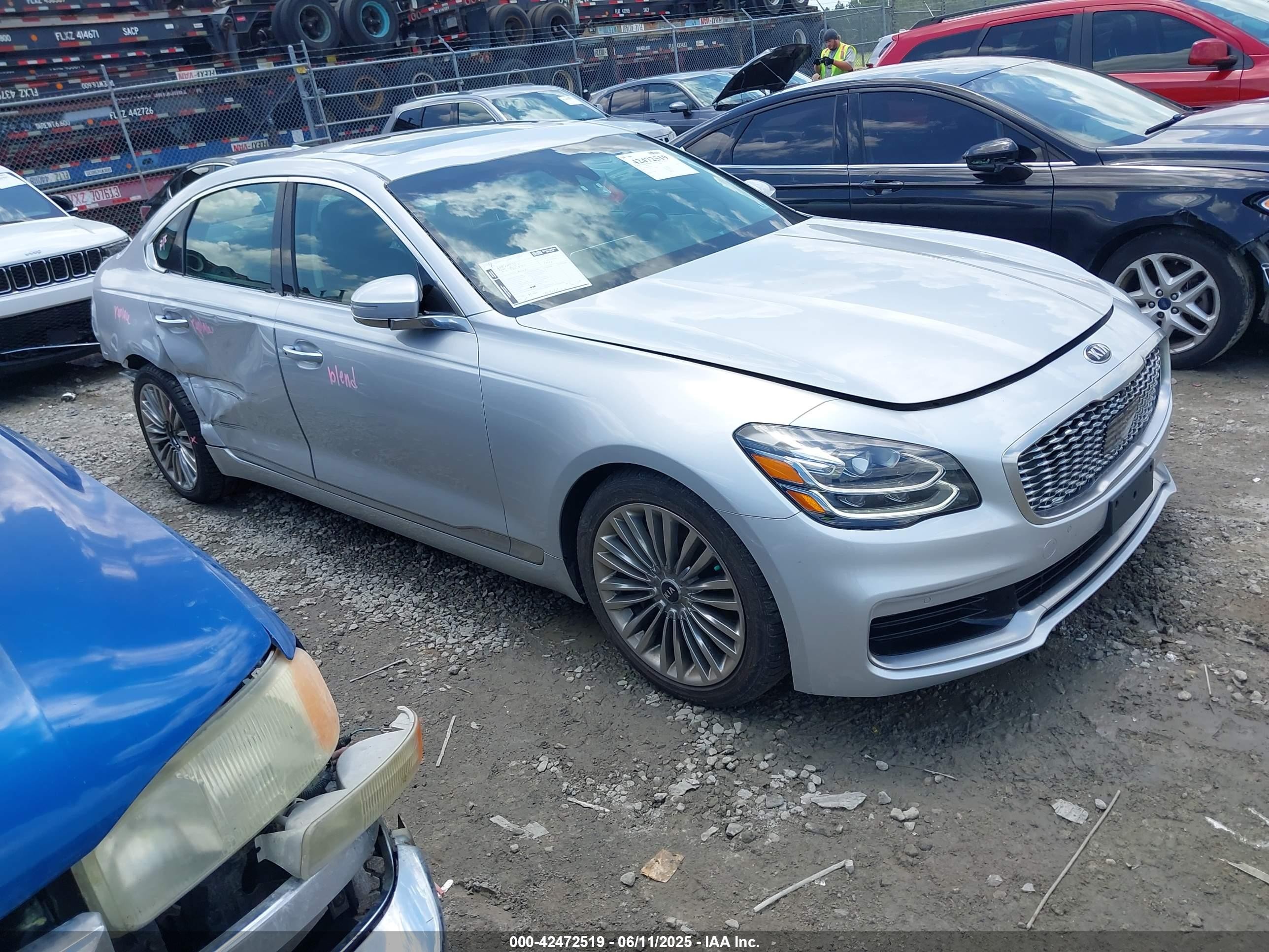 2020 Kia K900, VIN KNAS24J63L6021985 — Rear end