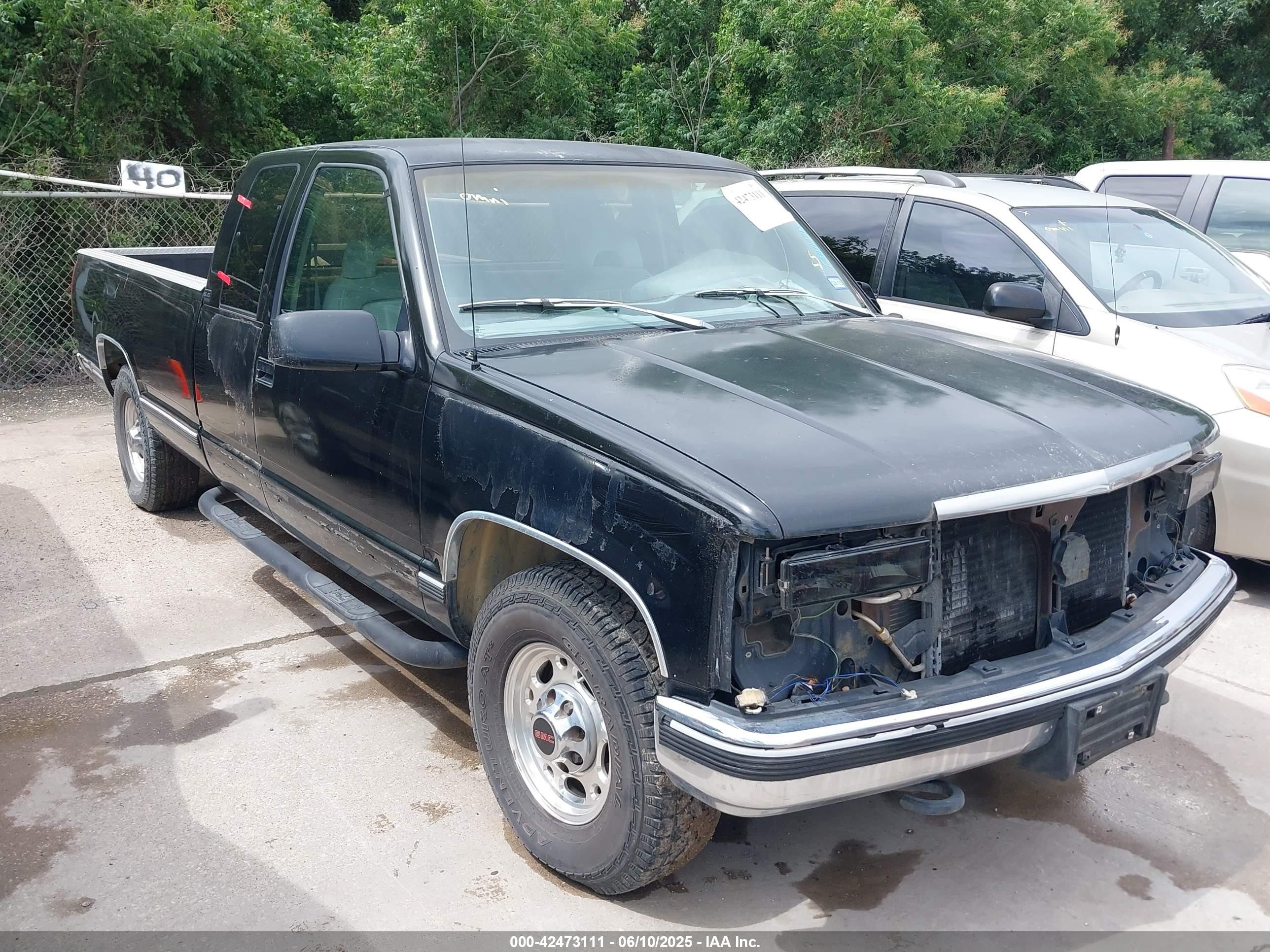 1992 GMC Sierra 1500, VIN 2GTGC29K8N1544232 — Front end