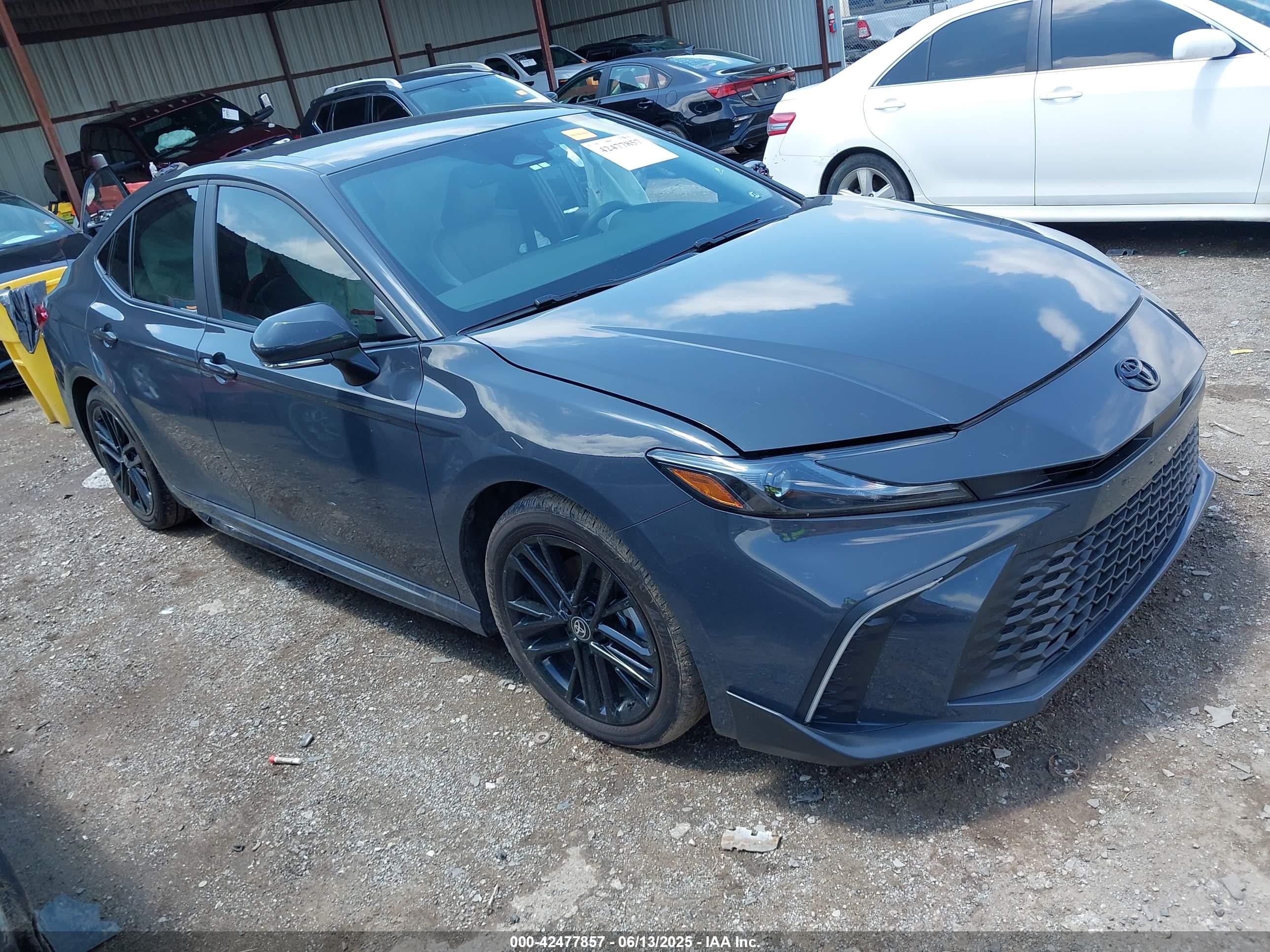 2025 Toyota Camry LE, VIN 4T1DAACK2SU118351 — Бок