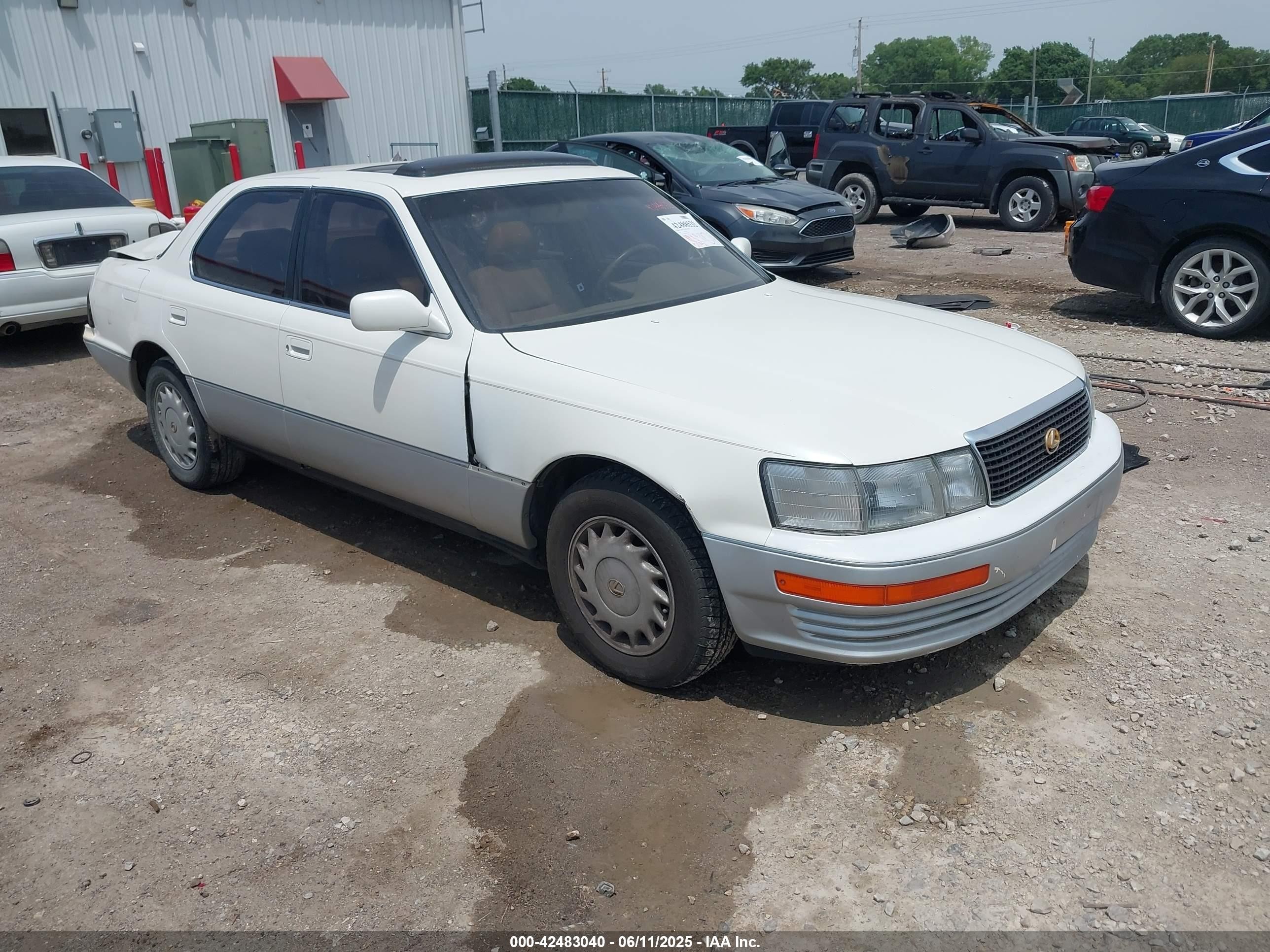 1992 Lexus LS 400, VIN JT8UF11E7N0113403 — Rear end