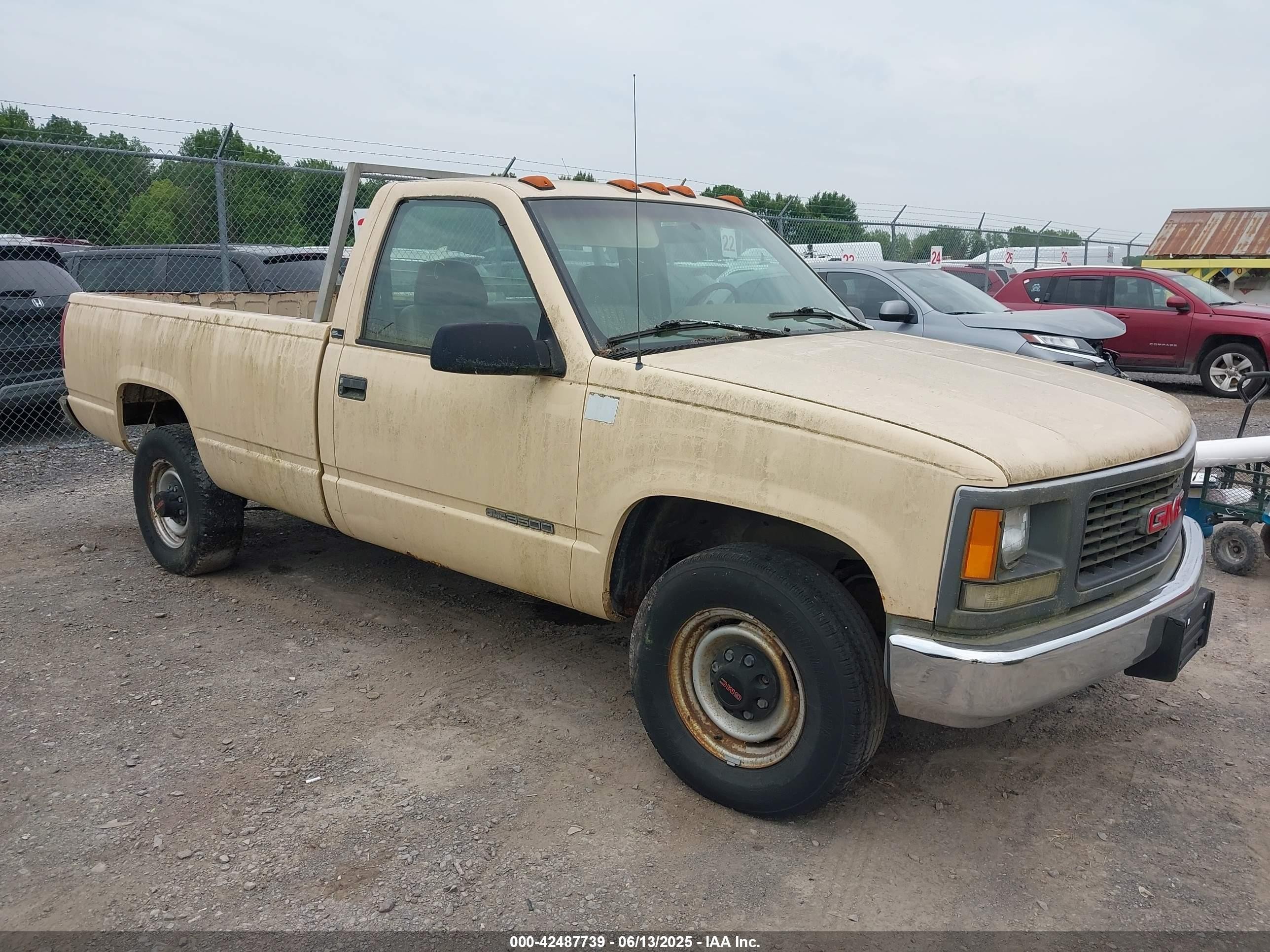 1995 GMC Sierra 3500, VIN 1GTGC34K2SE536473 — Side