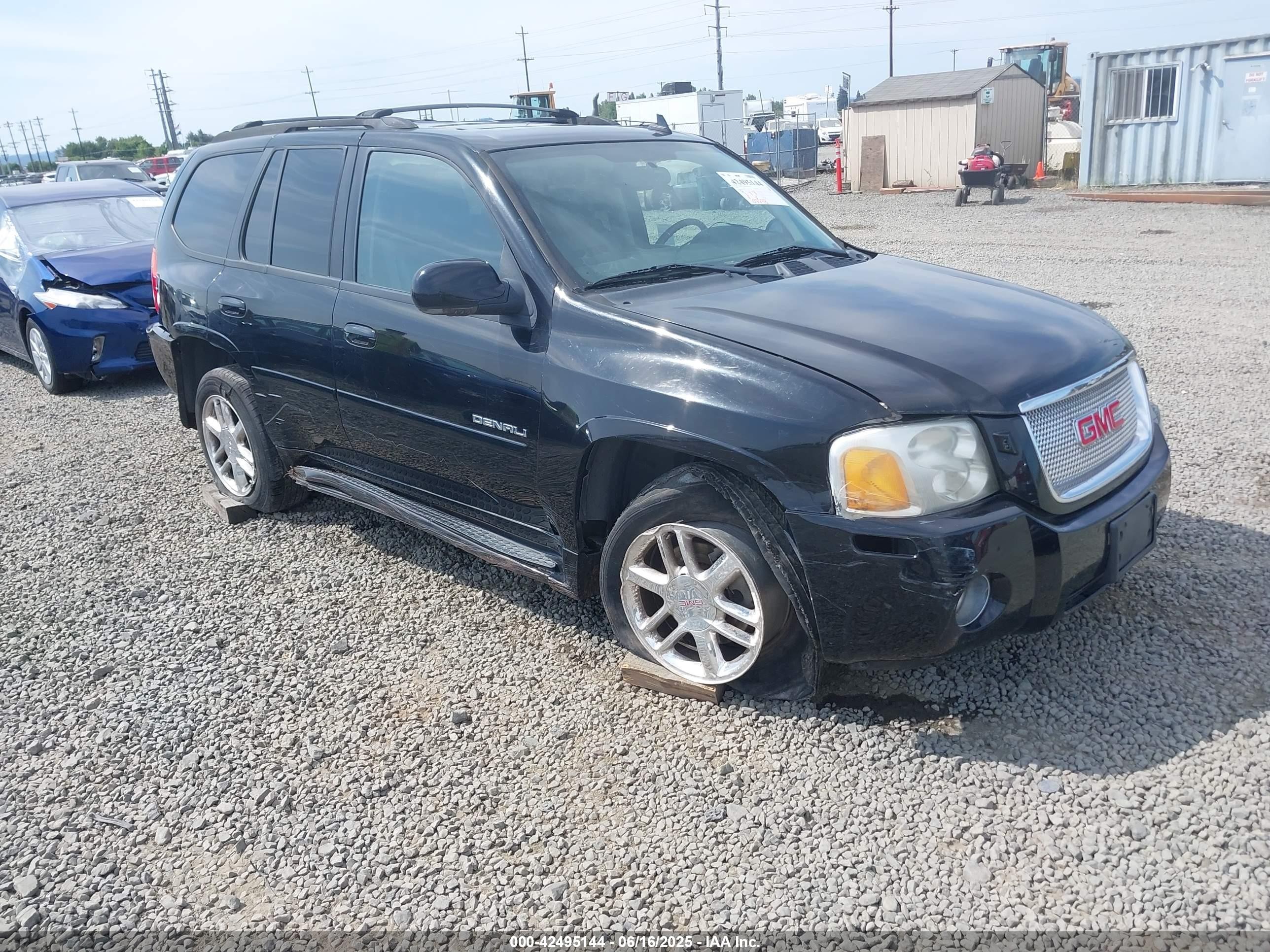 2009 GMC Envoy, VIN 1GKES53M292115555 — Side