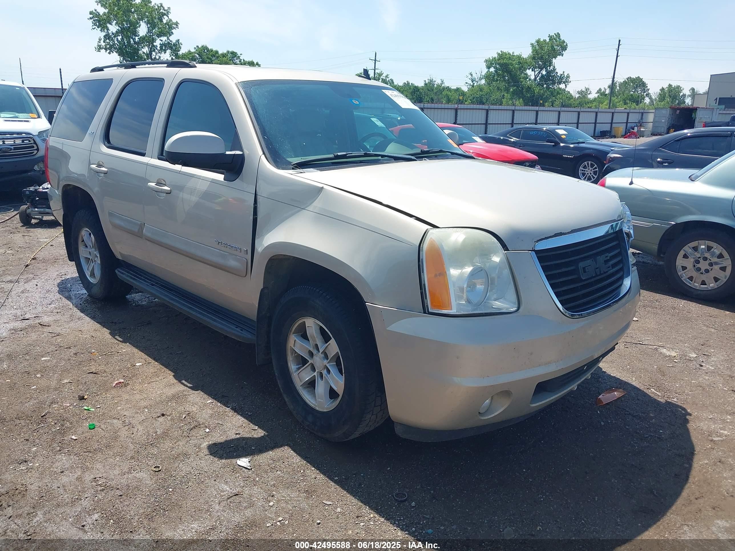 2007 GMC Yukon SLT, VIN 1GKFK13037R132329 — Front end
