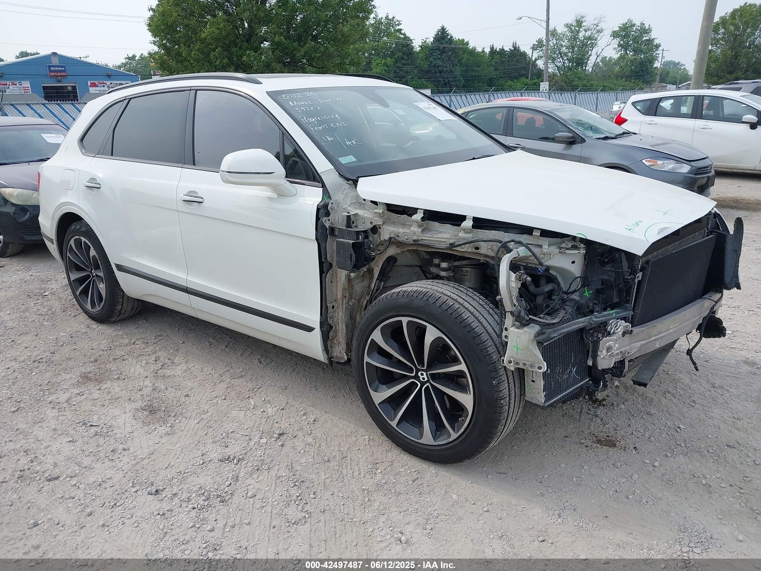 2019 Bentley Bentayga V8, VIN SJAAM2ZV2KC024581 — Front end