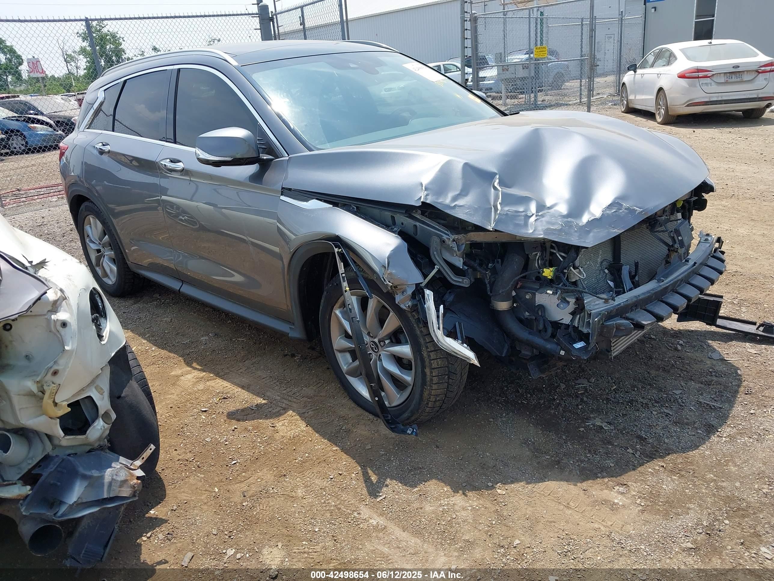 2019 Infiniti QX50 Luxe, VIN 3PCAJ5M38KF147982 — Front end