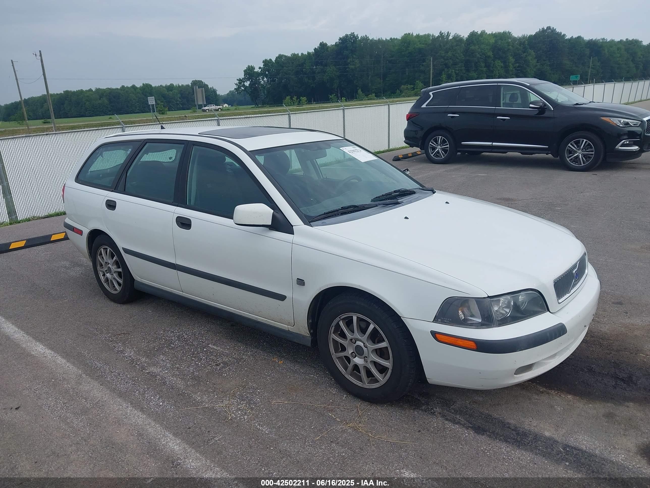 2002 Volvo V40, VIN YV1VW29572F854251 — Бок