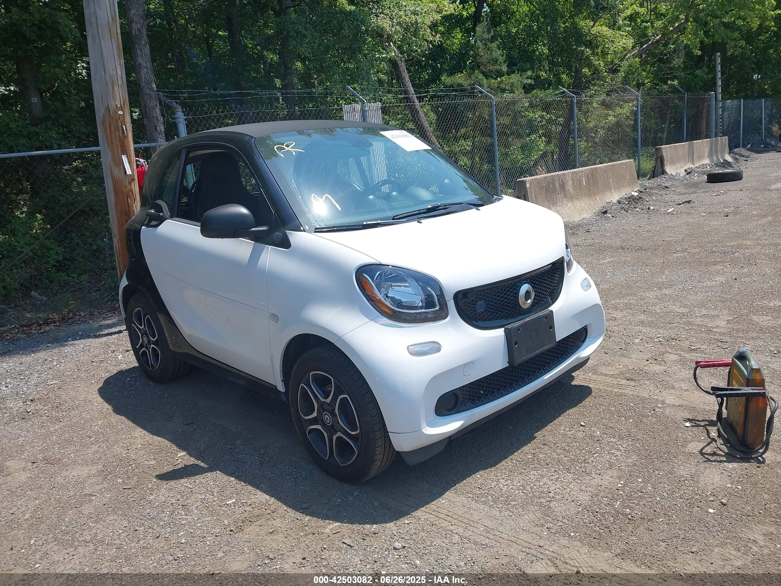 2019 Smart fortwo Pure, VIN WMEFJ9BAXKK360368 — Front end