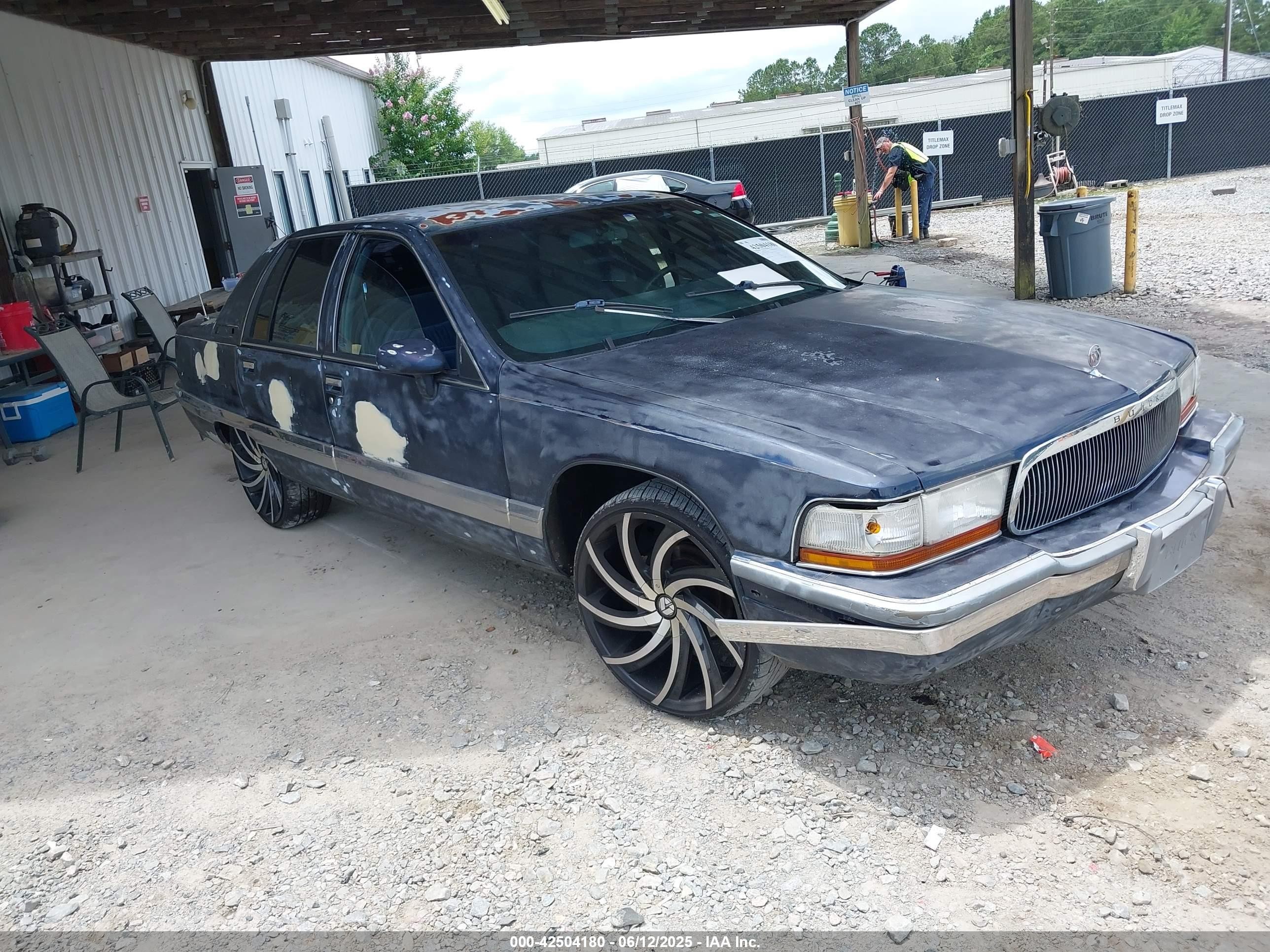 1992 Buick Roadmaster, VIN 1G4BN5379NR441396 — Front end