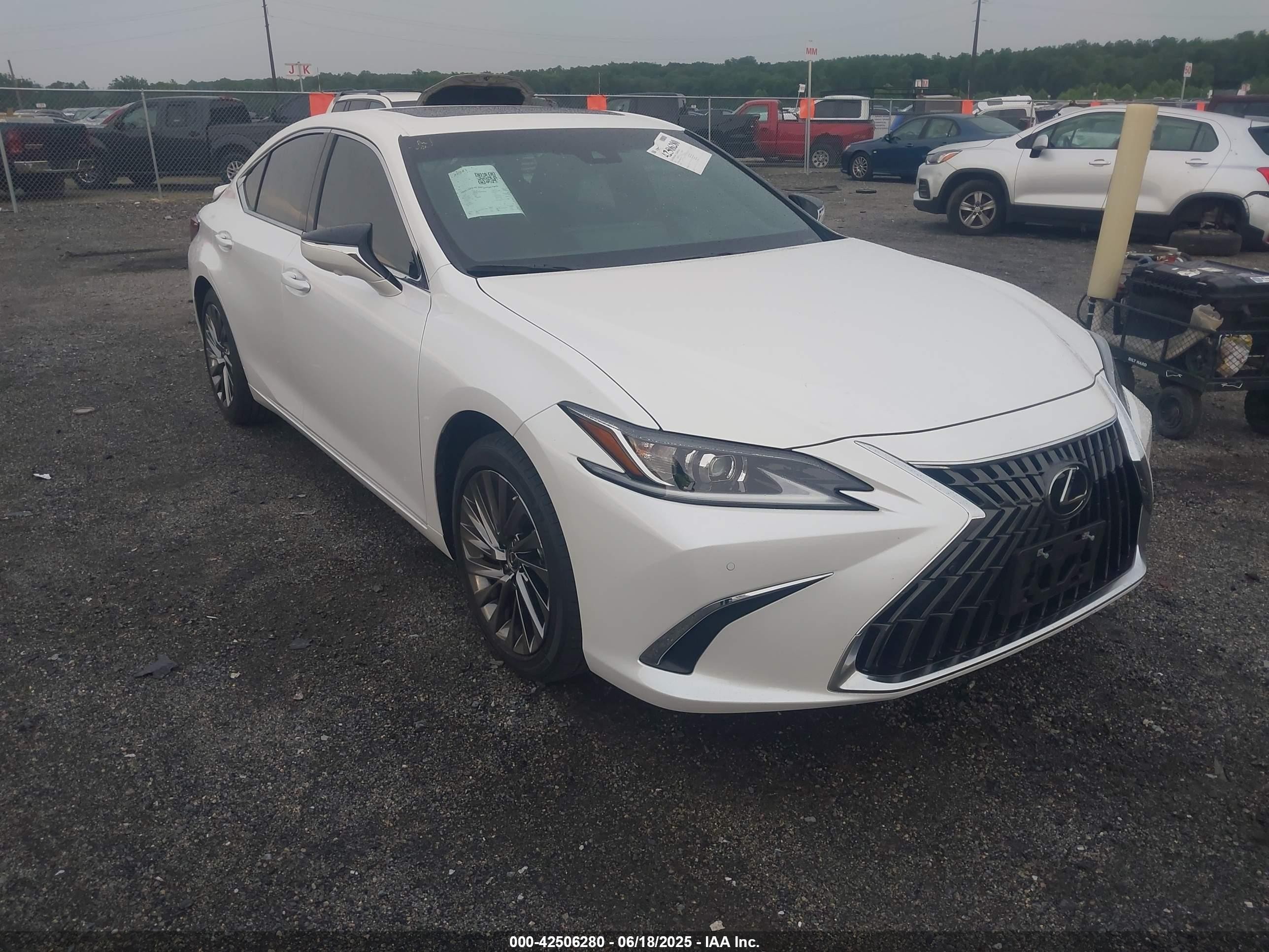2025 Lexus ES 350 Luxury, VIN 58AEZ1B18SU192999 — Rear end