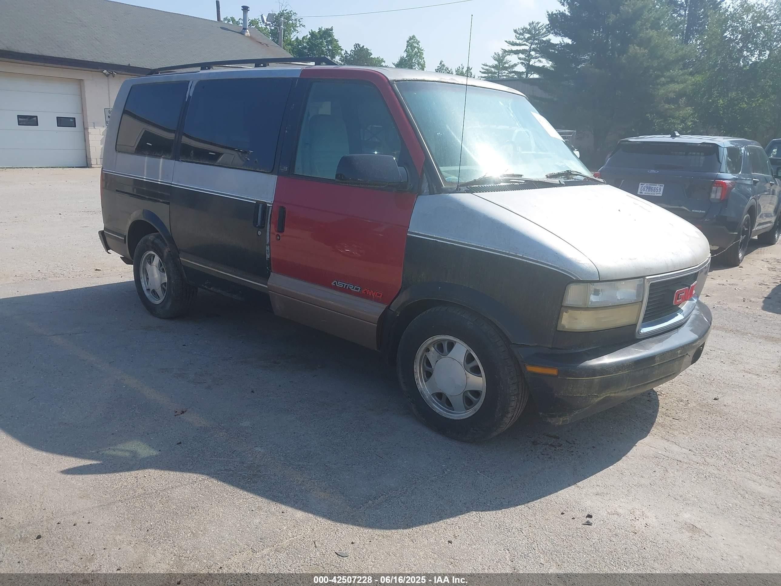 1995 GMC Safari, VIN 1GKEL19W5SB543740 — Front end