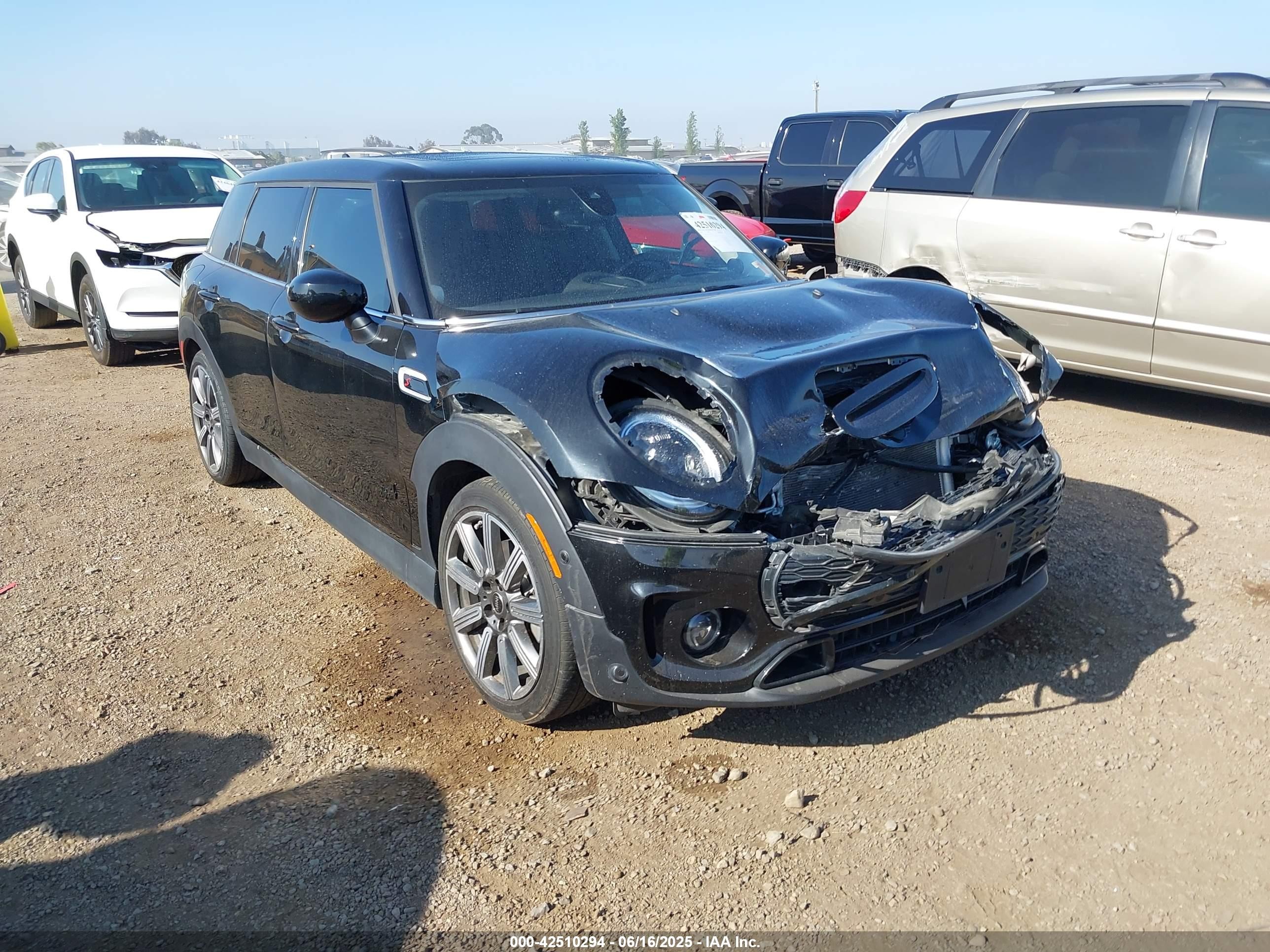 2023 MINI Clubman Cooper S, VIN WMWXJ1C09P2T77855 — Перед
