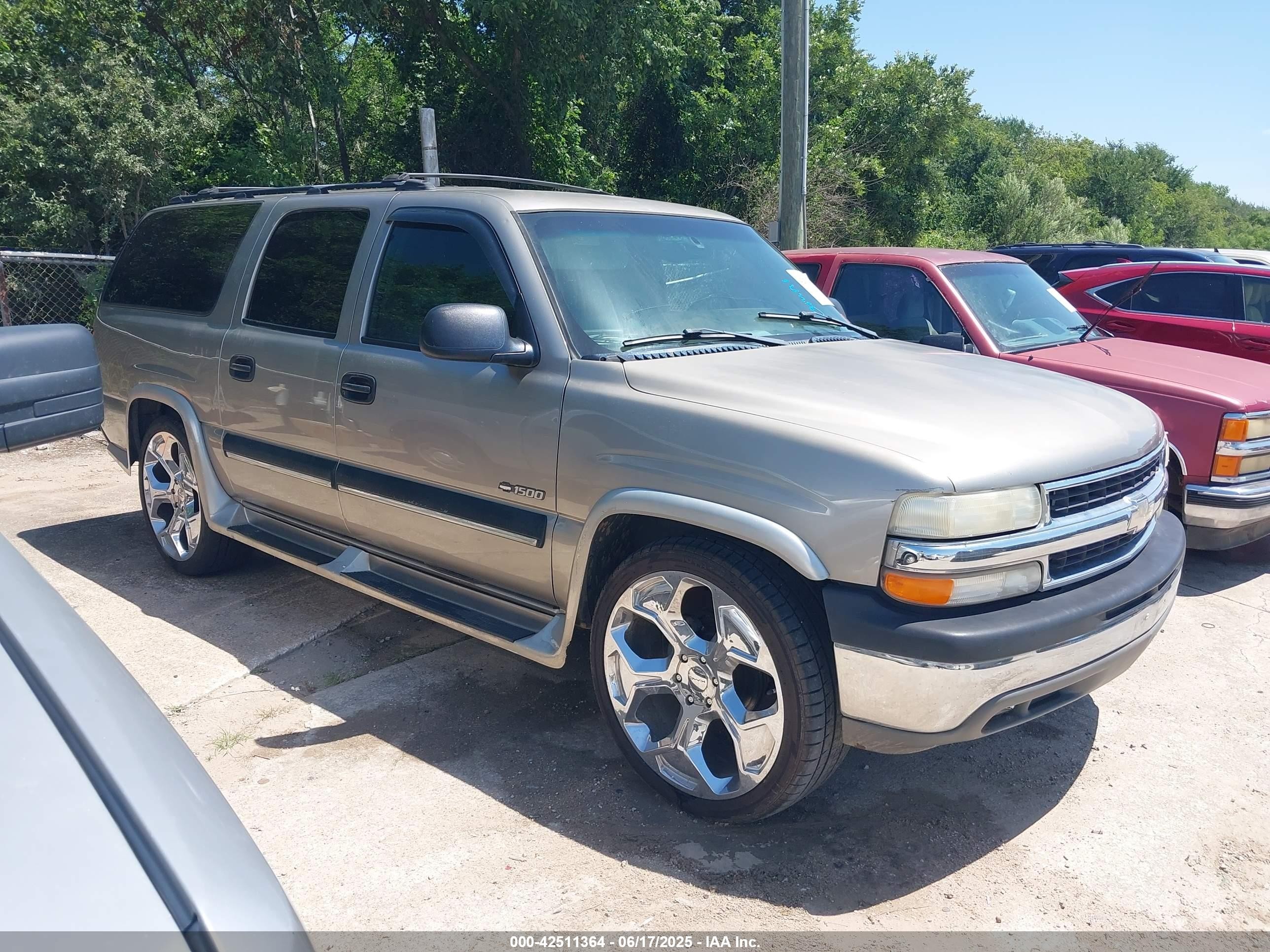 2001 Chevrolet Suburban LS, VIN 3GNEC16TX1G119957 — Normal wear