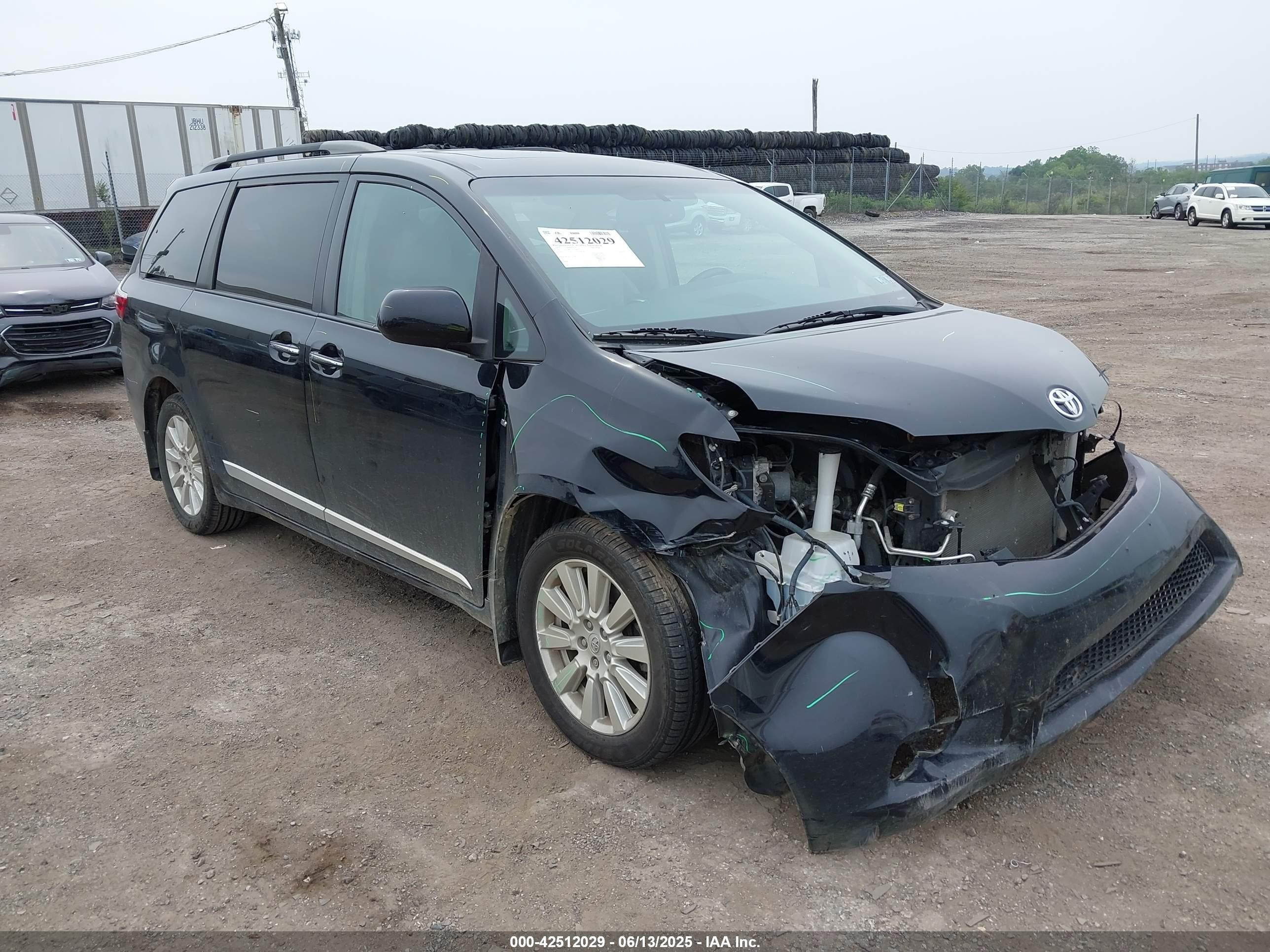 2017 Toyota Sienna XLE, VIN 5TDDZ3DCXHS168606 — Front end