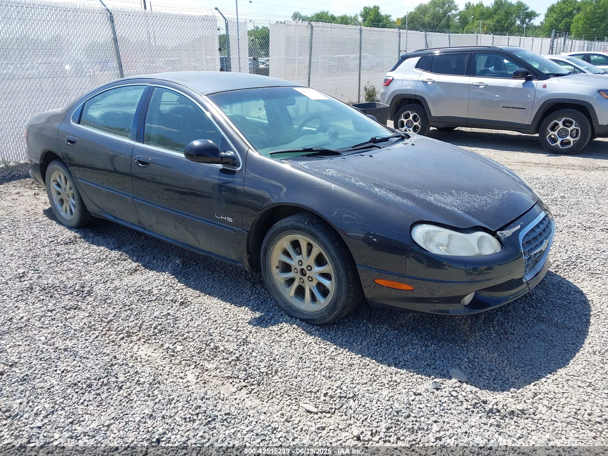 2000 Chrysler LHS, VIN 2C3HC56G7YH100779 — Бок