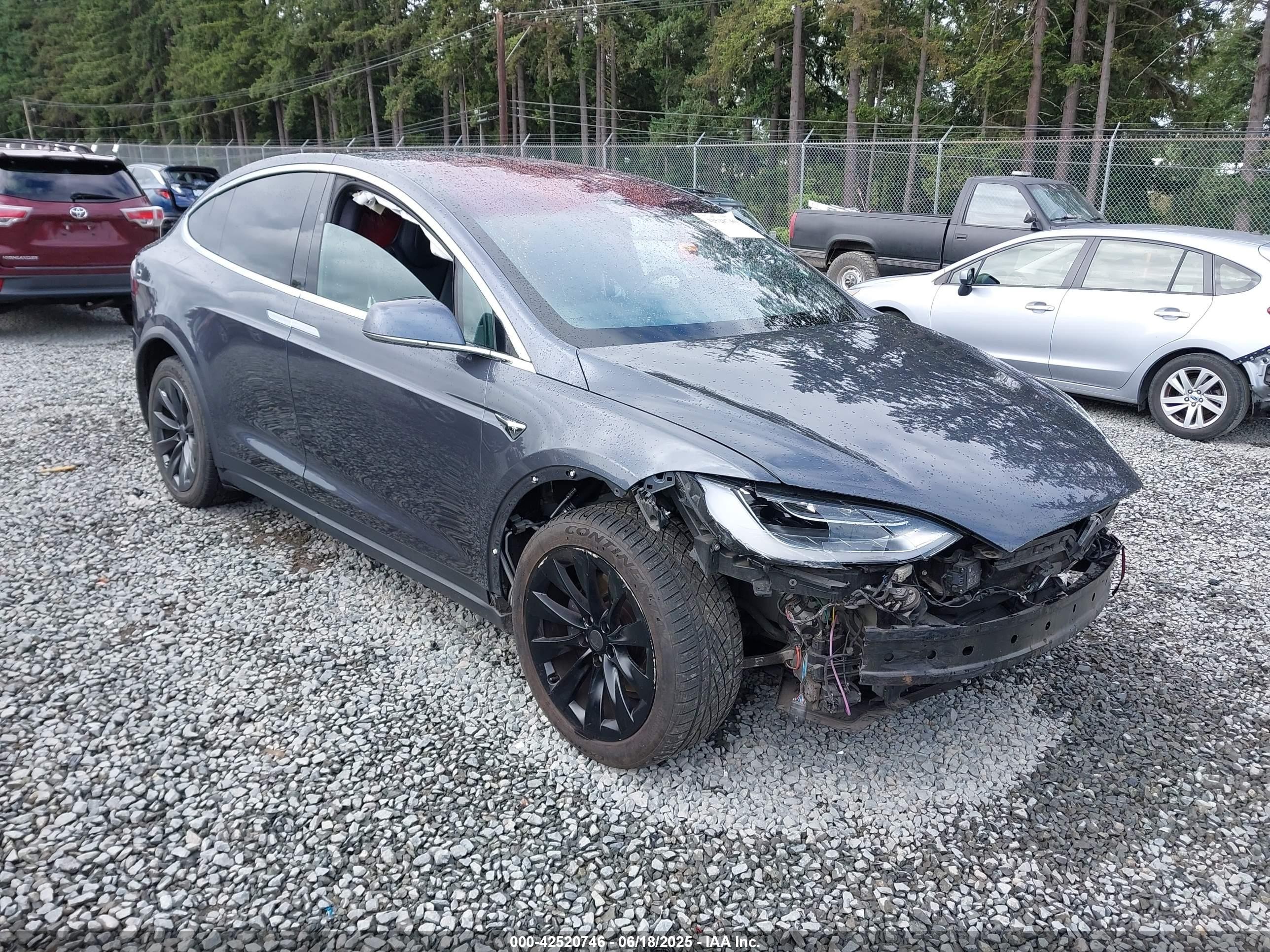 2019 Tesla Model X 75D, VIN 5YJXCAE20KF152371 — Front end