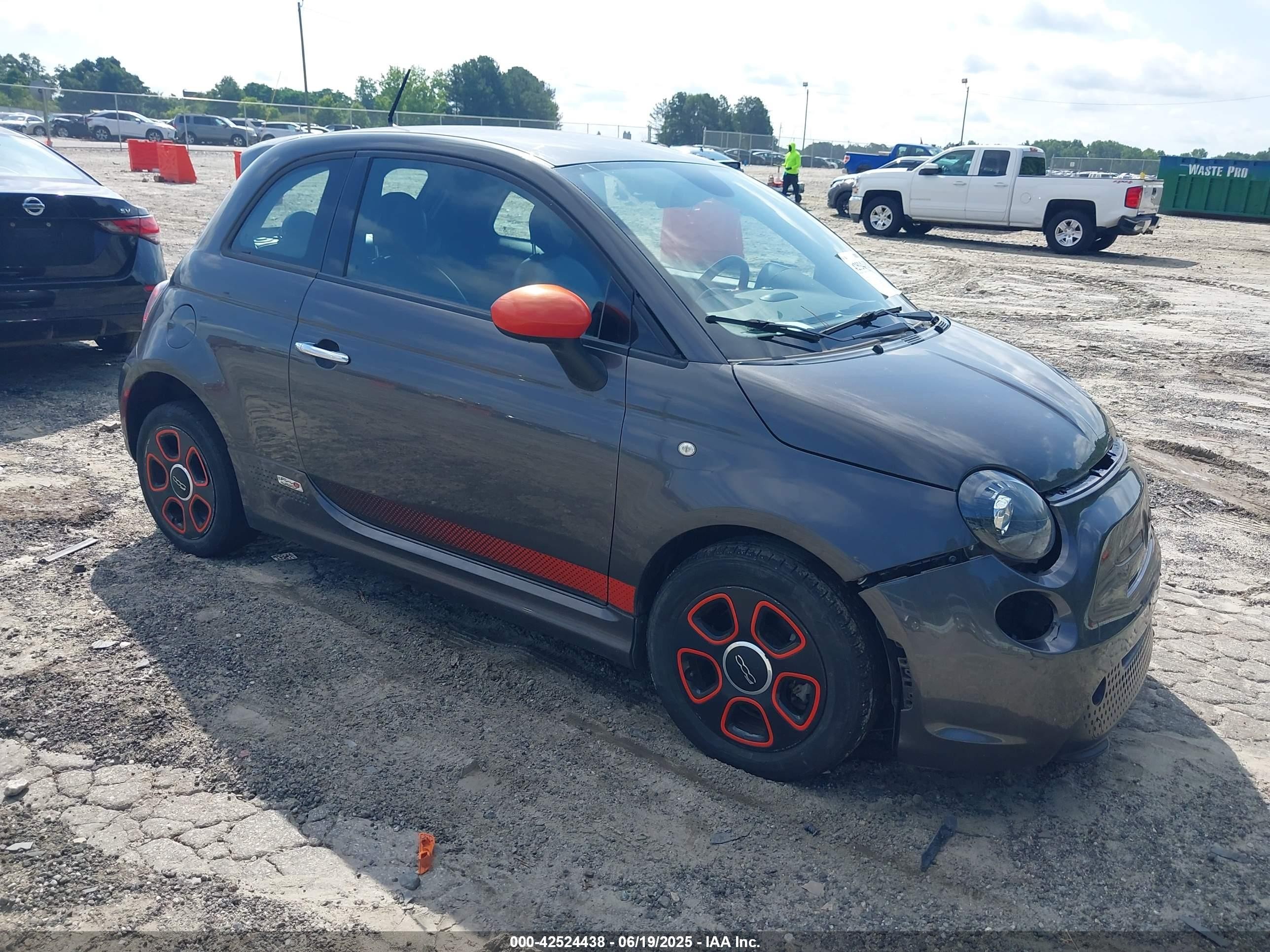 2015 FIAT 500e, VIN 3C3CFFGE5FT732737 — Front end