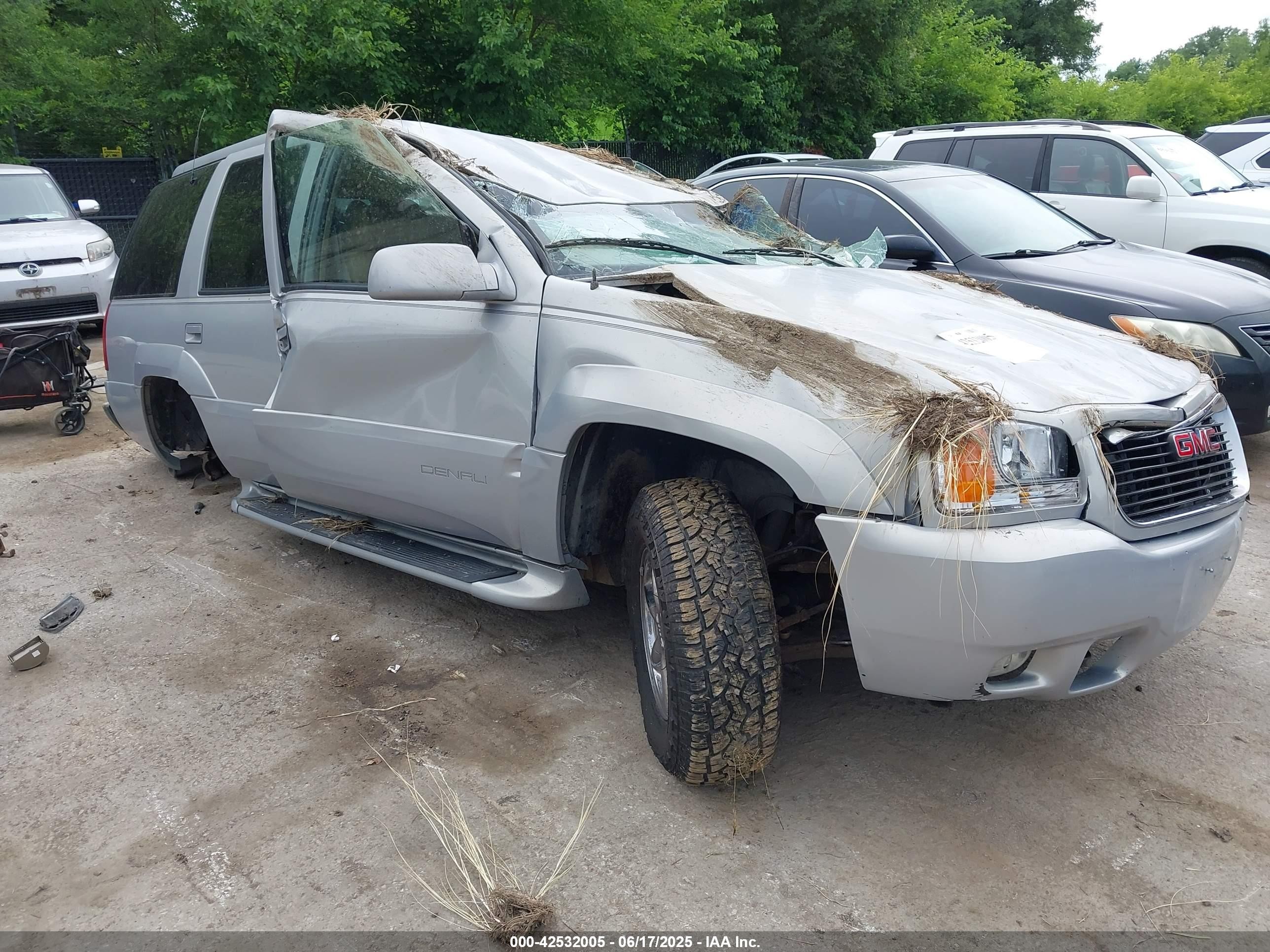 2000 GMC Denali, VIN 1GKEK13R6YR140162 — Бок