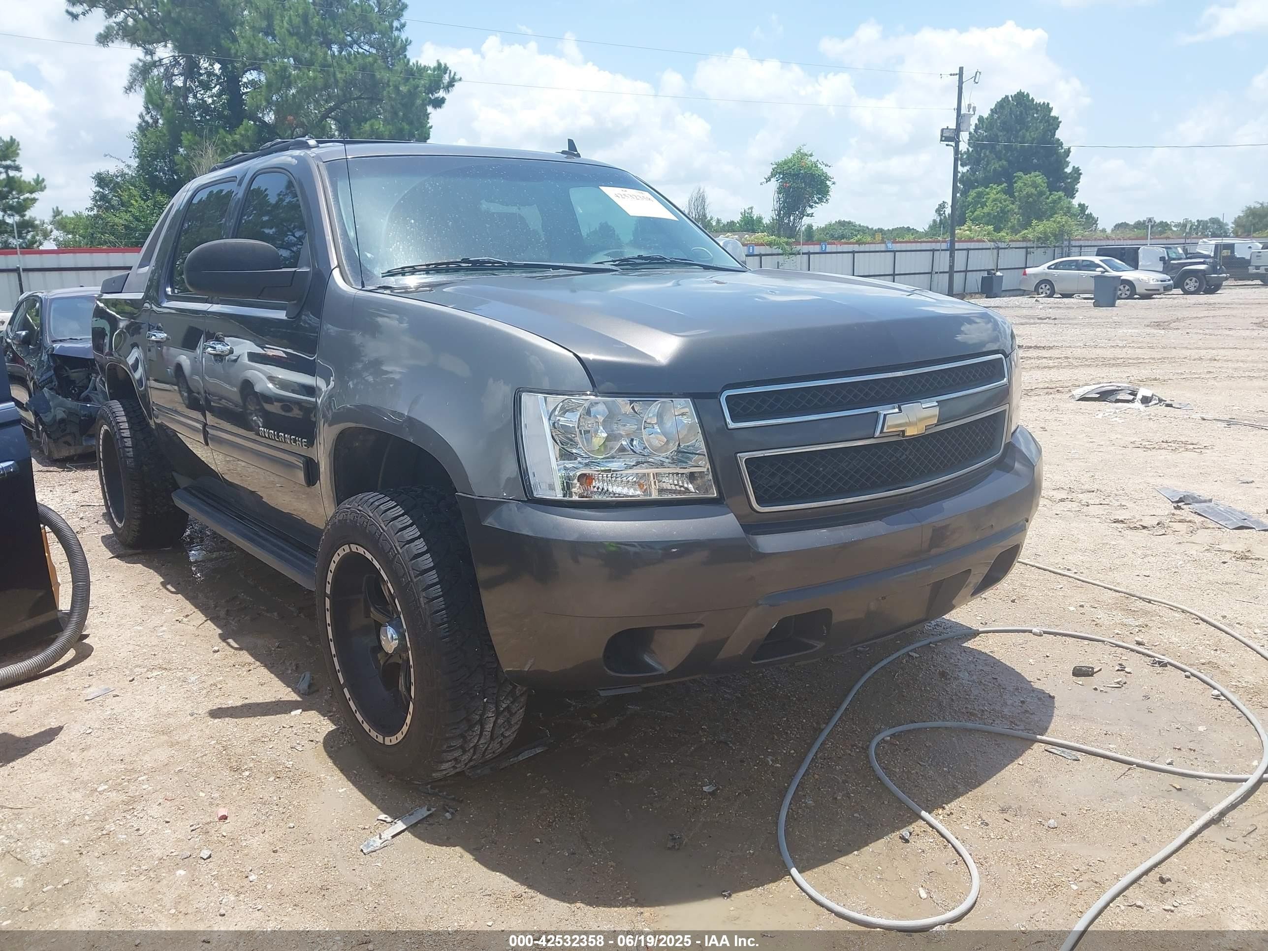 2011 Chevrolet Avalanche LS, VIN 3GNMCEE09BG192281 — Side