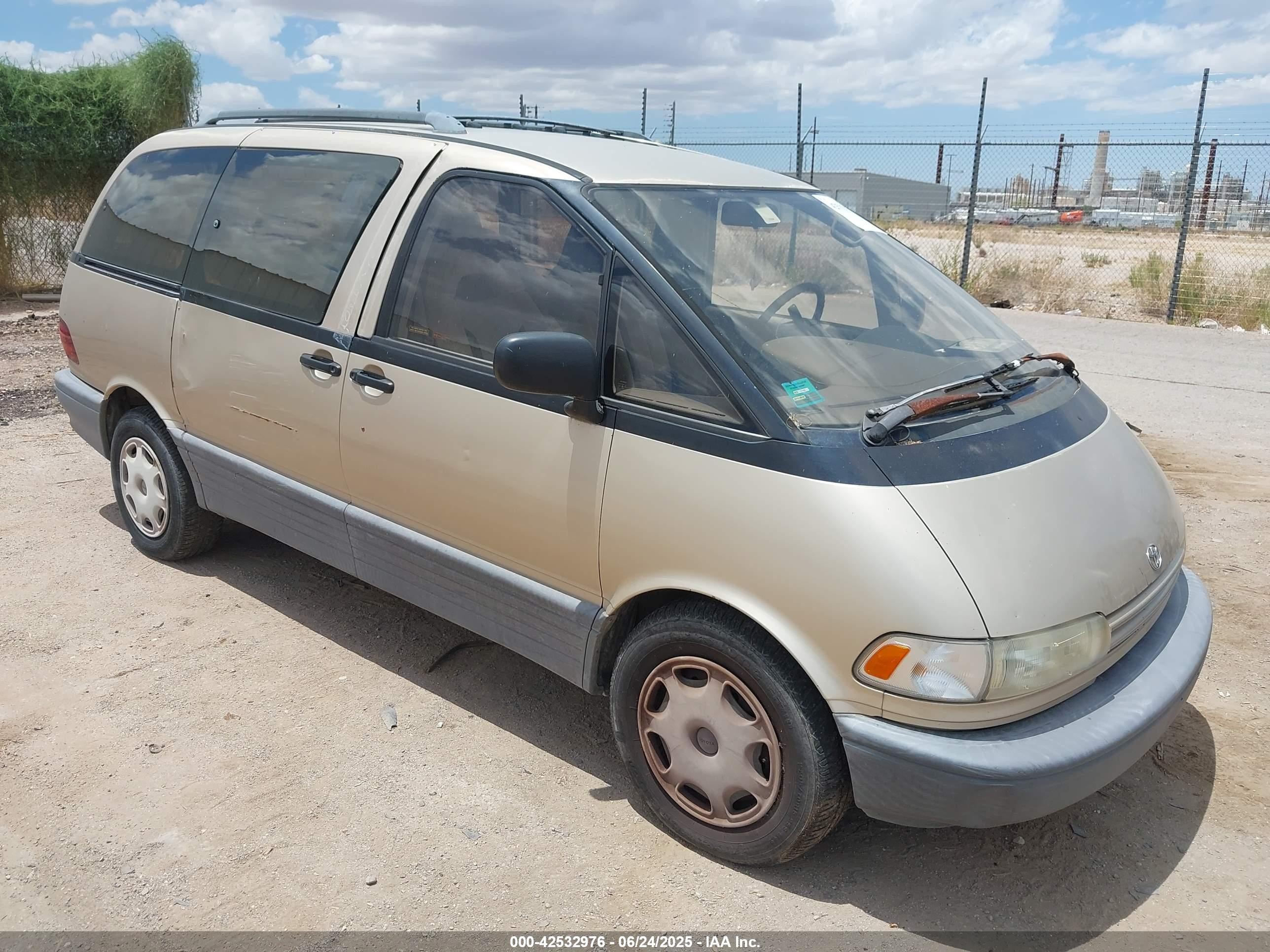1993 Toyota Previa LE, VIN JT3AC12R6P1082953 — Front end