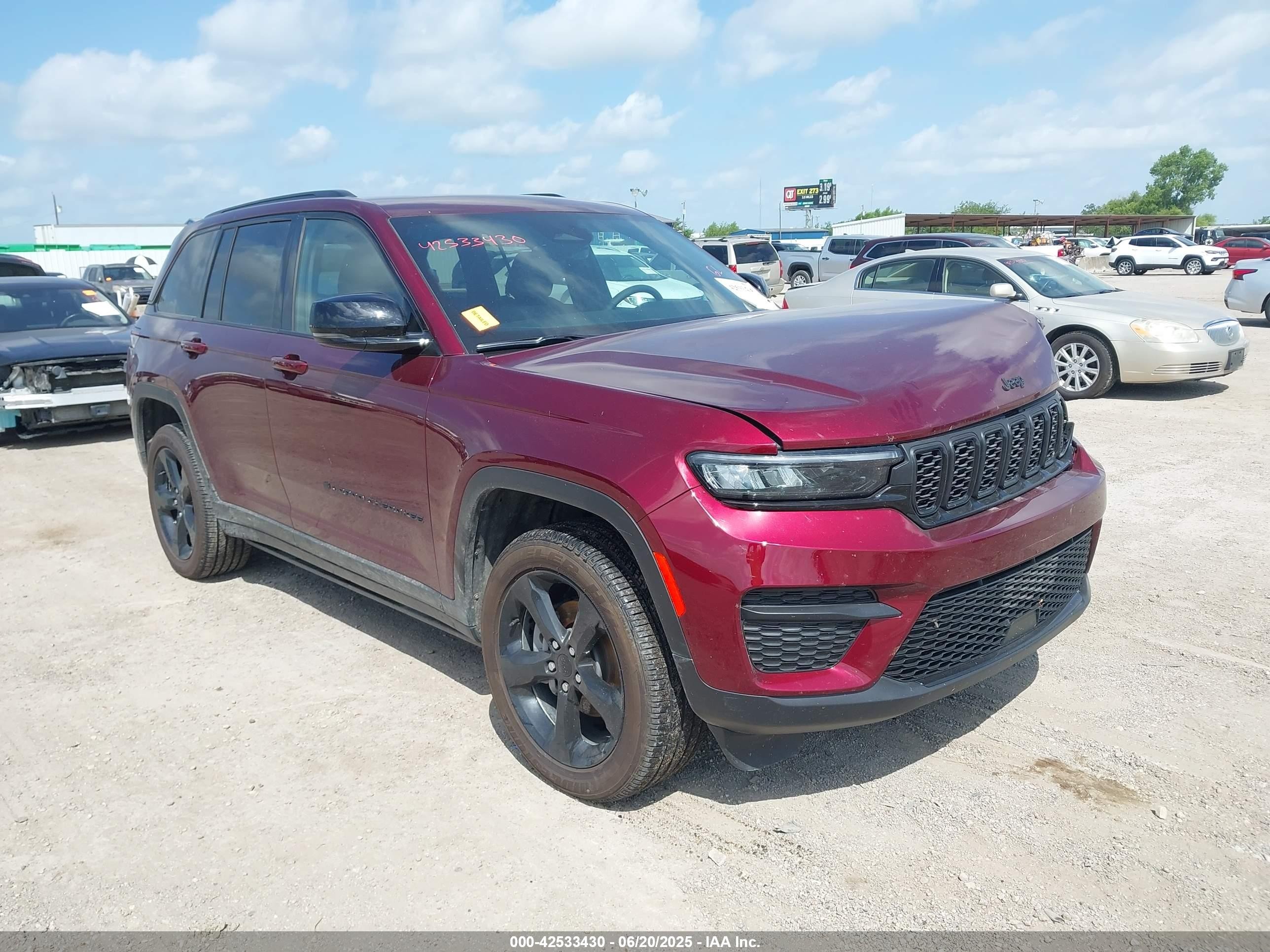 2025 Jeep Grand Cherokee Altitude X, VIN 1C4RJGAG5SC302281 — Front end