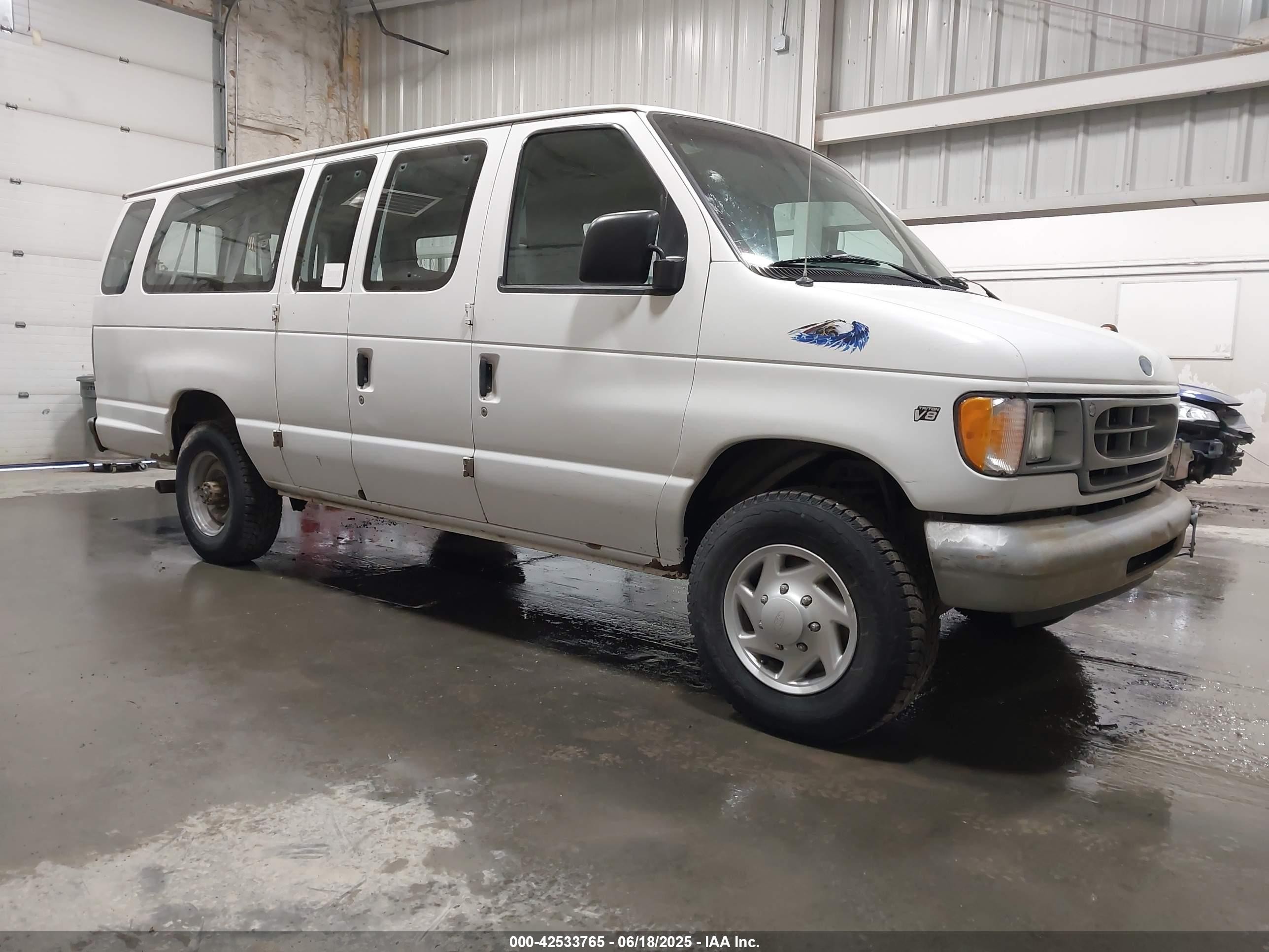 1997 Ford Econoline Wagon XL, VIN 1FBJS31L6VHB82132 — Front end
