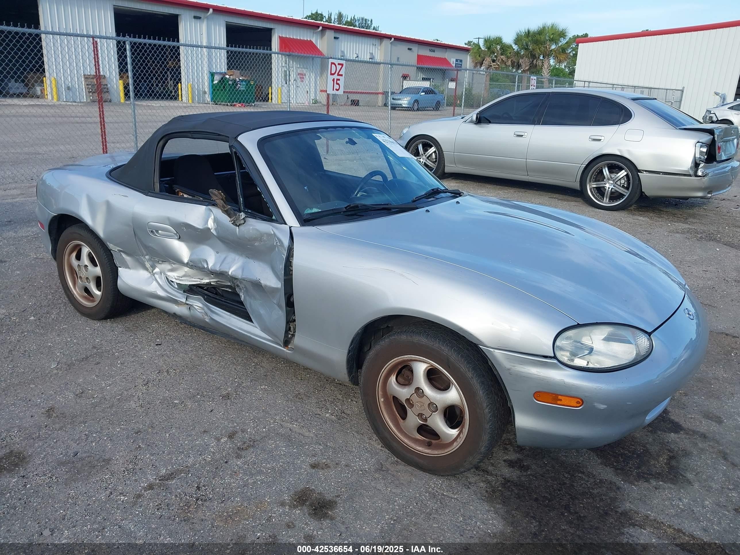 1999 Mazda MX-5 Miata, VIN JM1NB3534X0124237 — Side