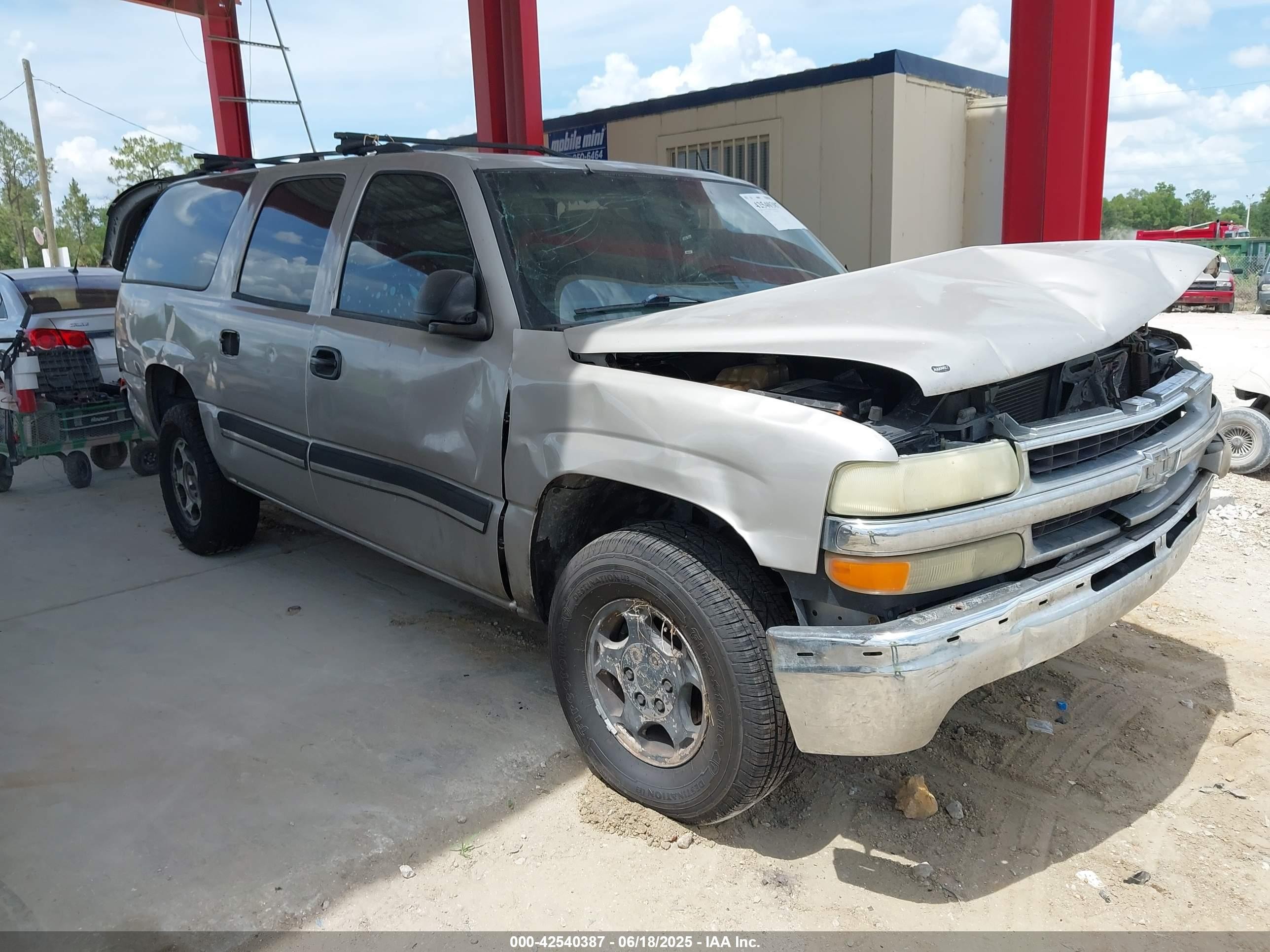 2005 Chevrolet Suburban LT, VIN 3GNEC16Z25G132924 — Front end