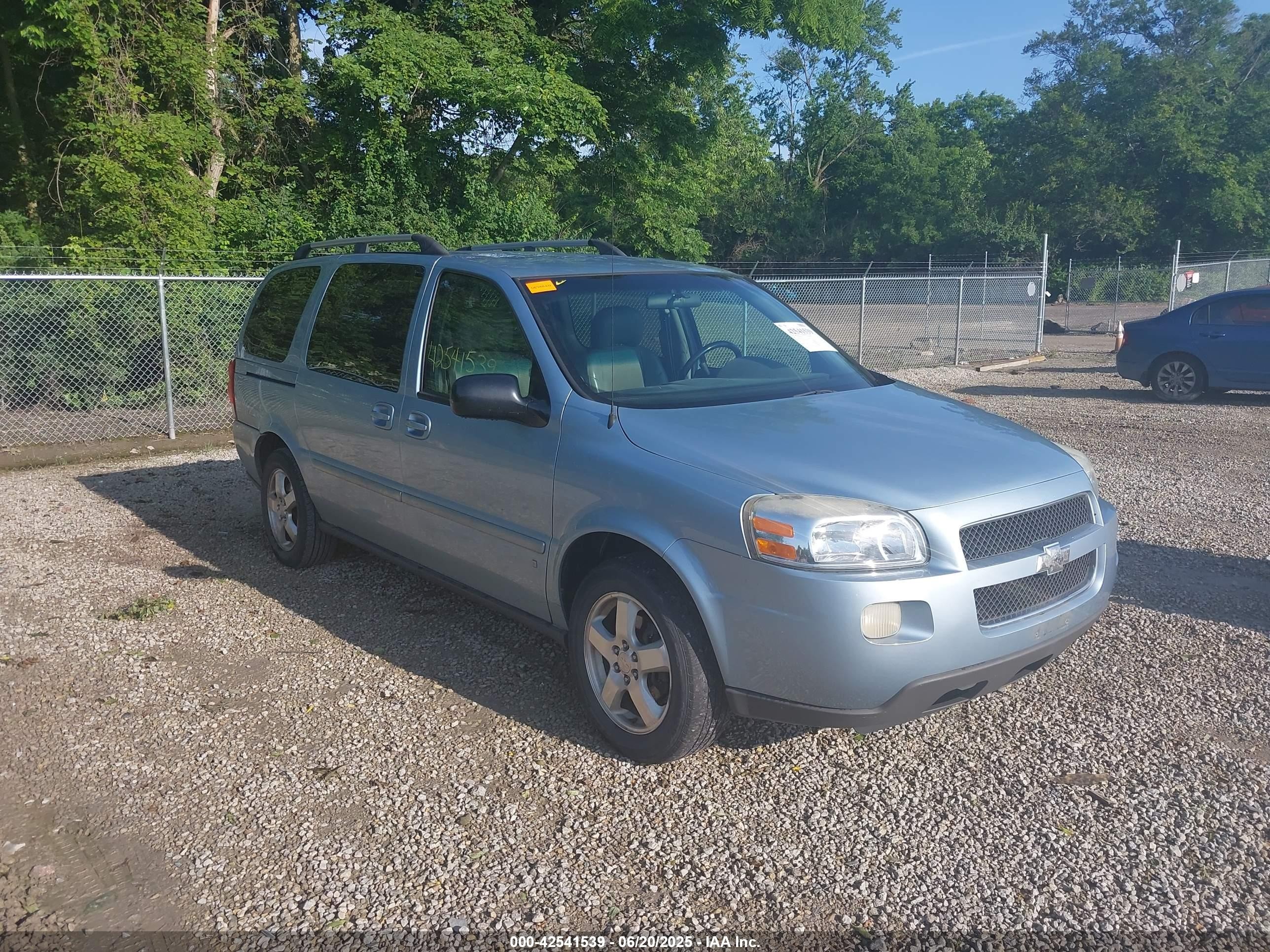 2007 Chevrolet Uplander 2LT, VIN 1GNDV33147D147957 — Side