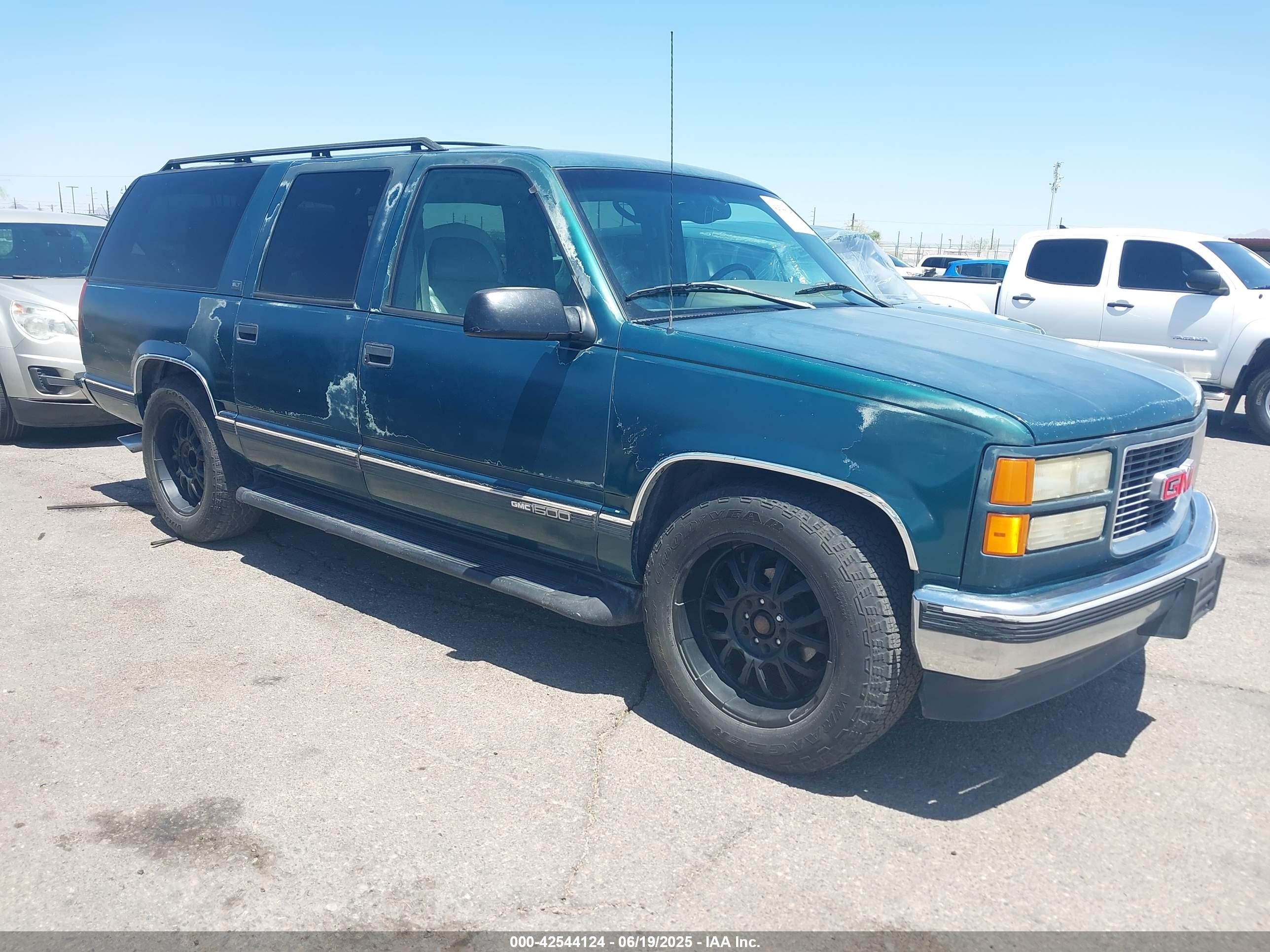 1996 GMC Suburban, VIN 3GKEC16R2TG522612 — Side