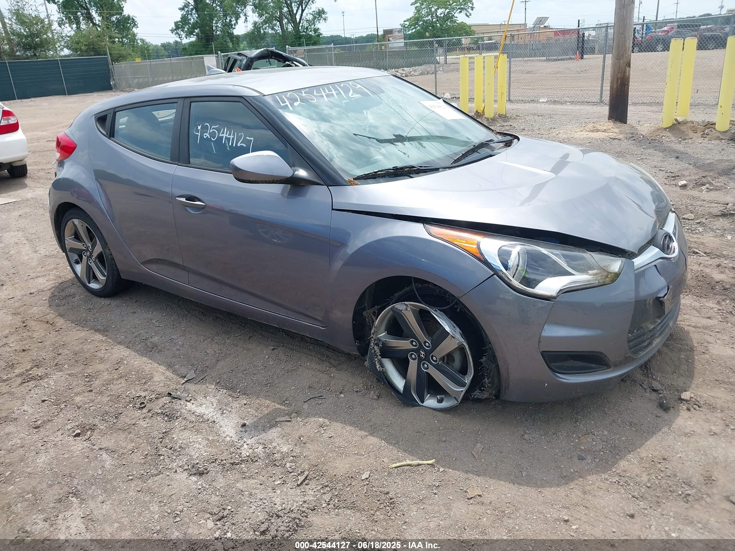 2016 Hyundai Veloster, VIN KMHTC6AD4GU303242 — Auction photo
