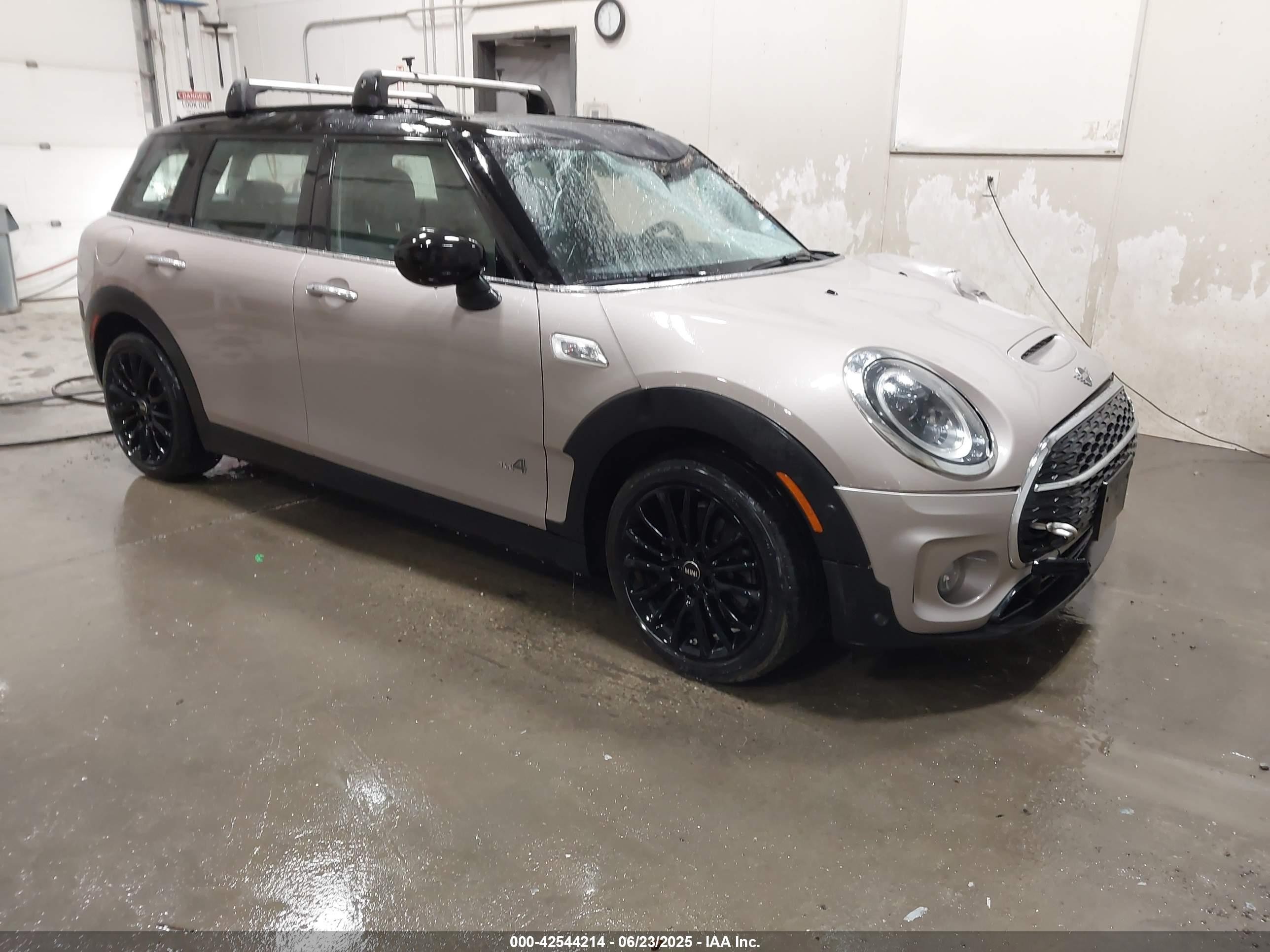 2023 MINI Clubman Cooper S, VIN WMWXJ1C07P2T04175 — Перед