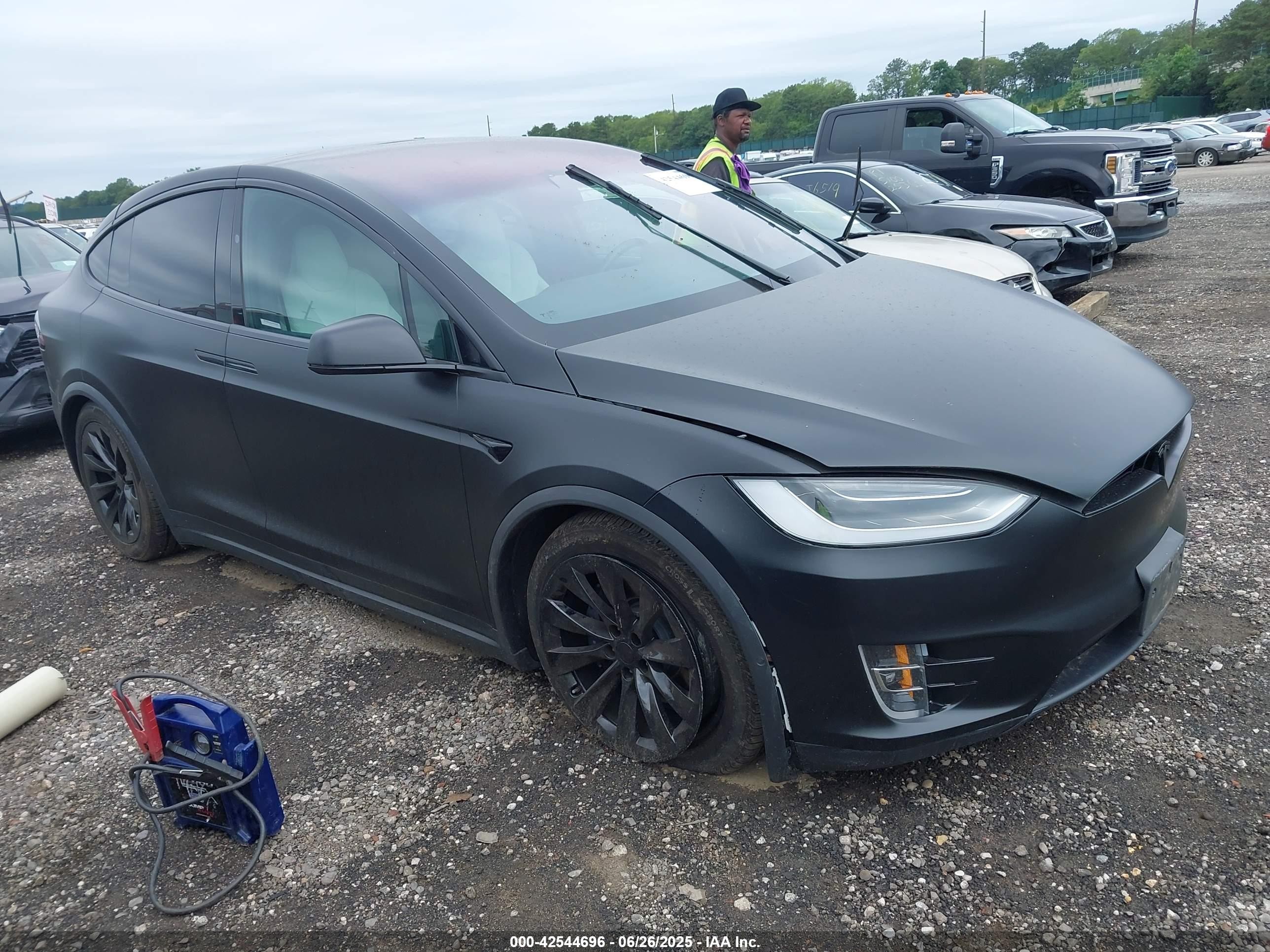 2019 Tesla Model X 75D, VIN 5YJXCBE2XKF197727 — Front end
